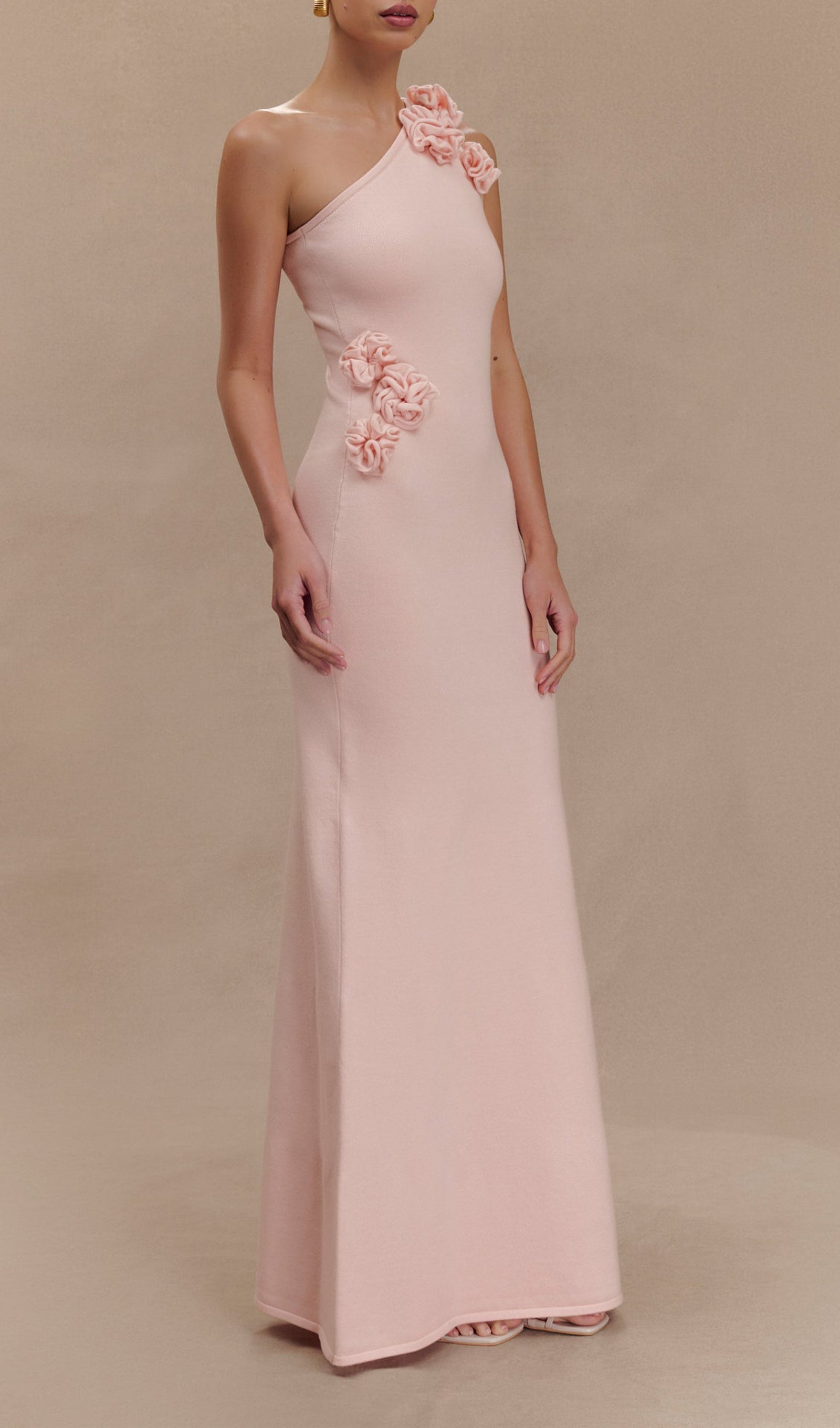 Maxikleid aus geblümtem Strick mit einer Schulter – Babyrosa 
