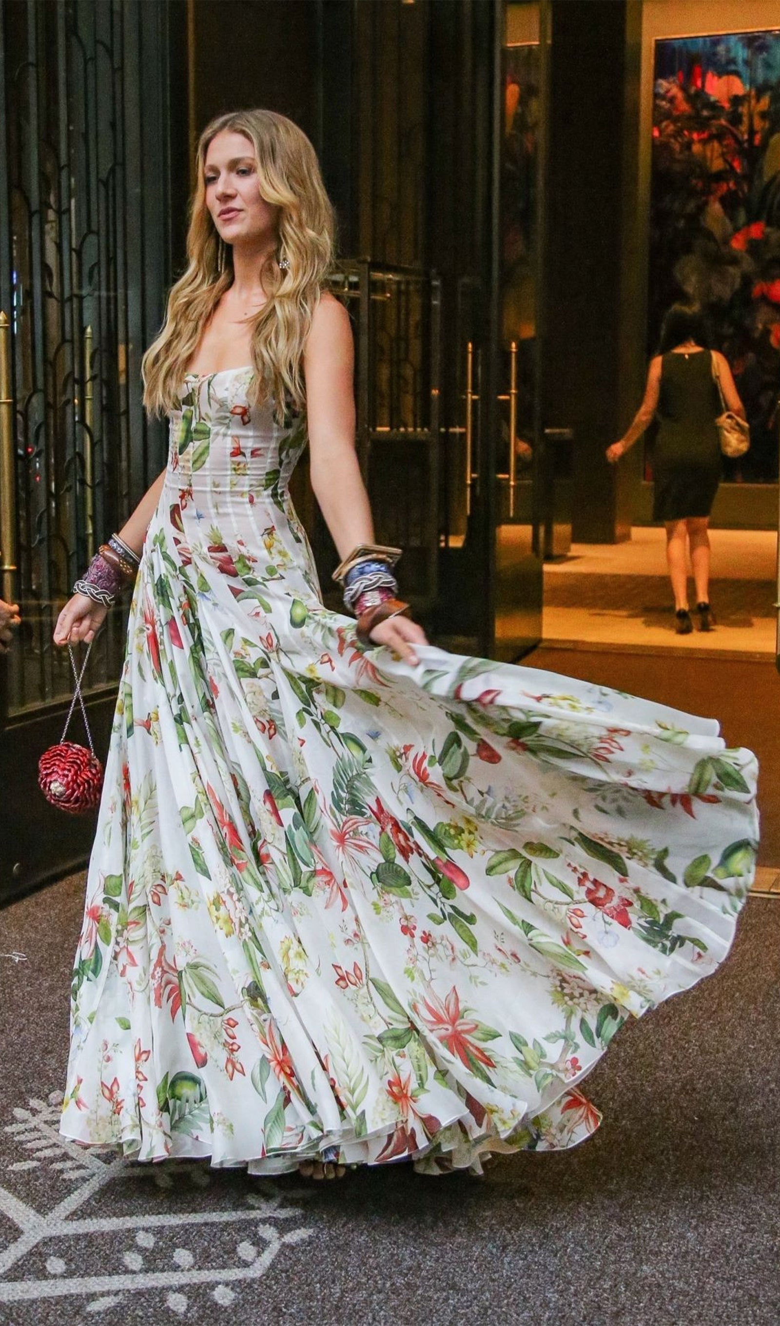 Maxikleid aus floraler Spitze mit Blumen und Kunstpelz