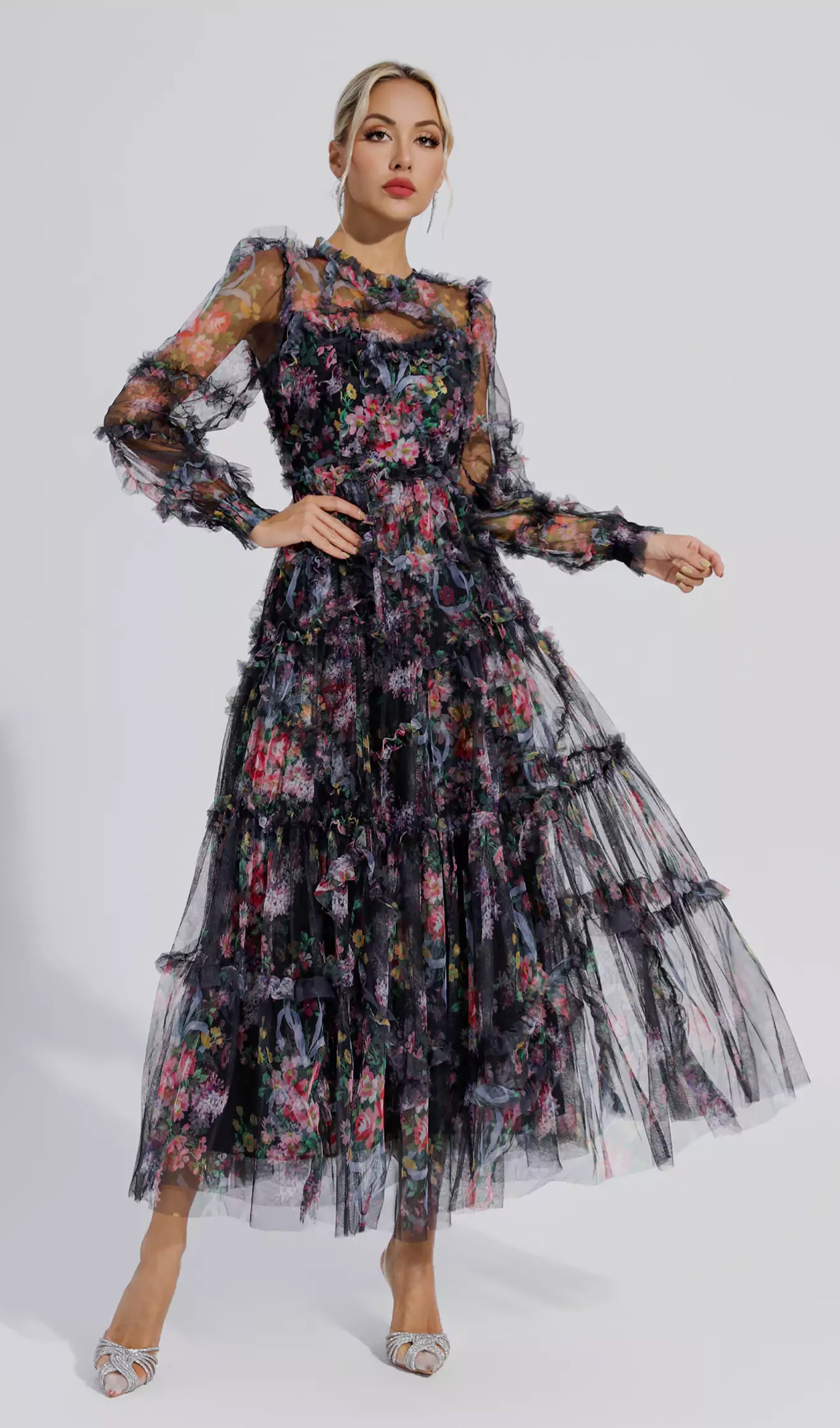 Langärmeliges, geblümtes, gestricktes Rüschen-Midikleid