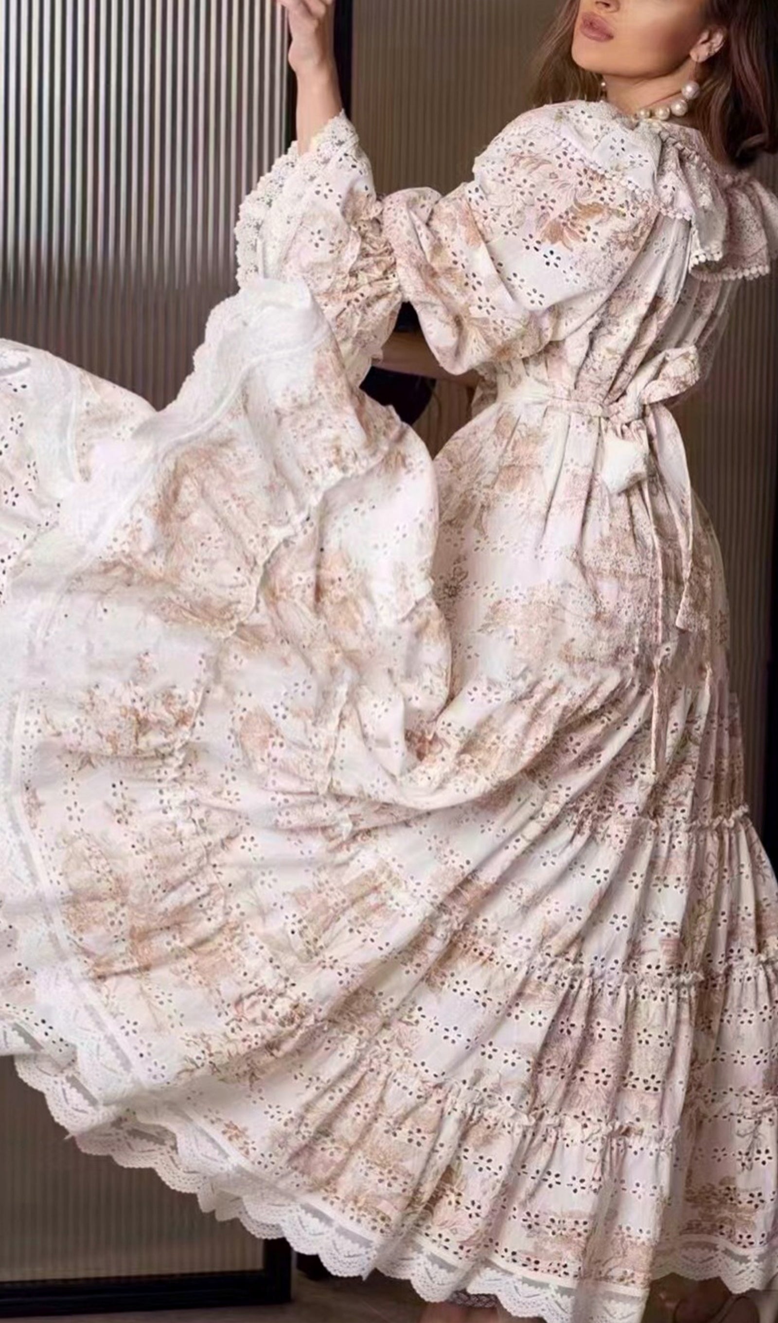 Langärmeliges, khakifarbenes, plissiertes Maxikleid aus Spitze