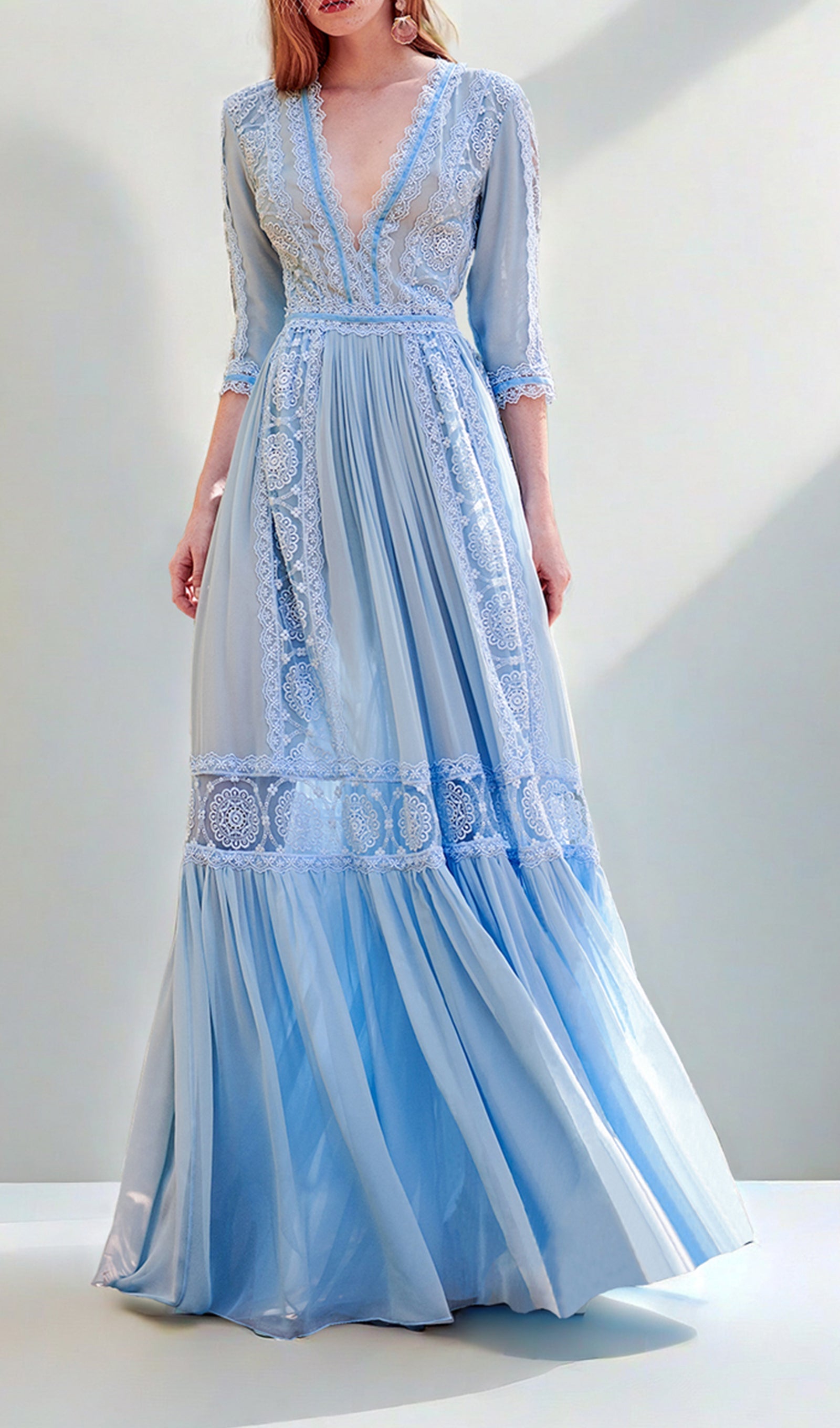 Maxikleid mit V-Ausschnitt und Häkelspitze