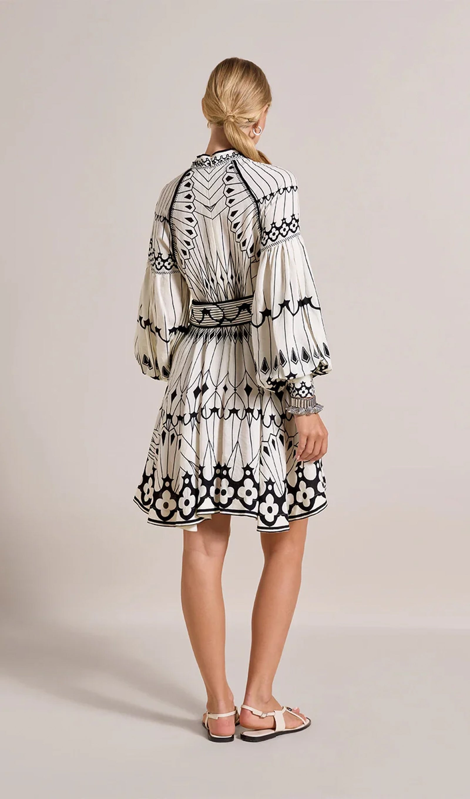 Minikleid mit Blumenmuster, hohem Kragen und Gürtel, mit Gürtel