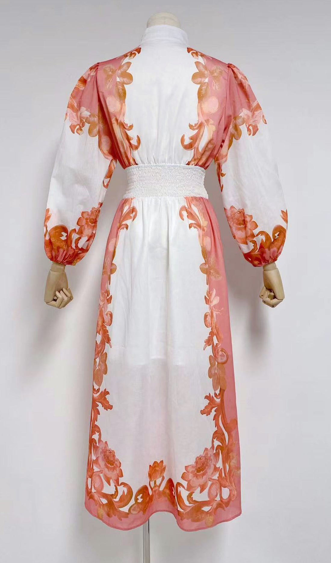 Langärmeliges, geblümtes, tailliertes und ausgestelltes Maxikleid