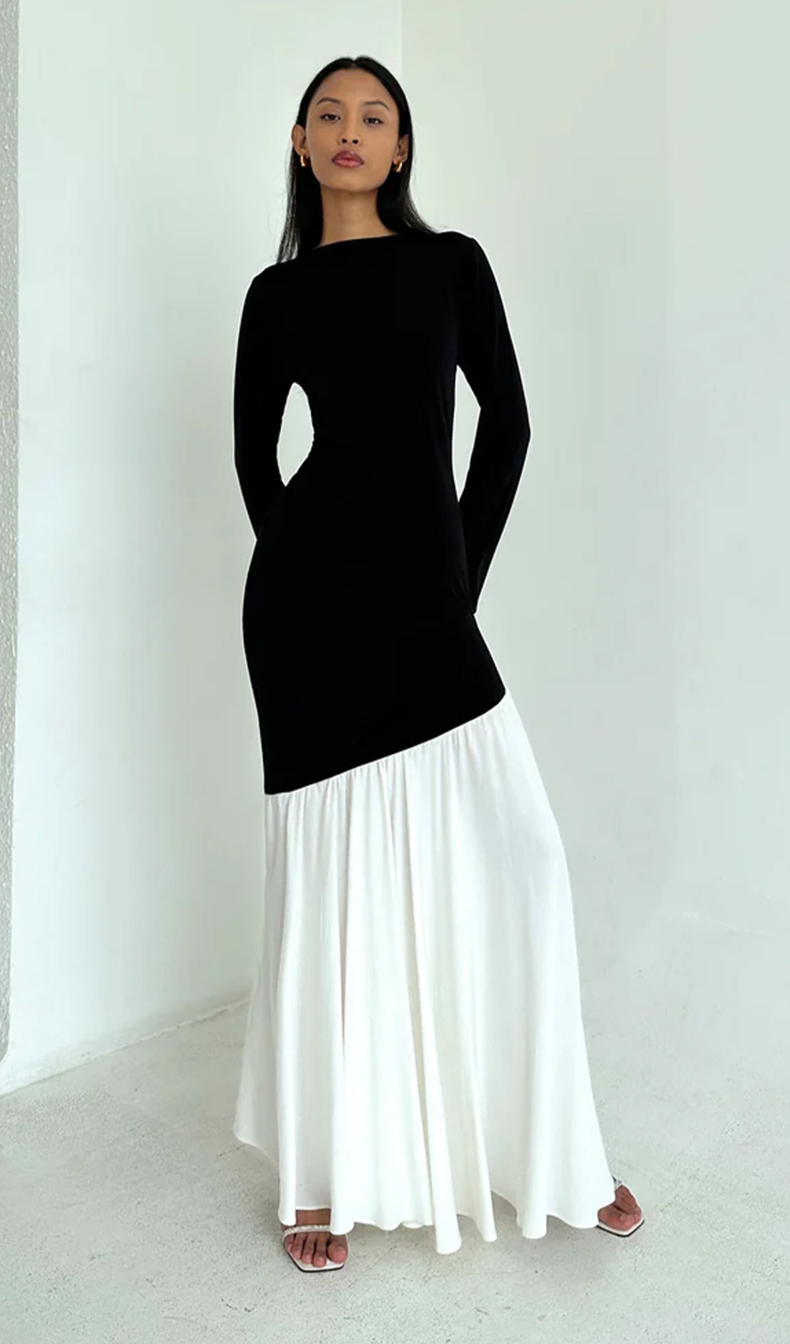 Asymmetrisches Maxikleid in Schwarz/Weiß mit Farbblockmuster 