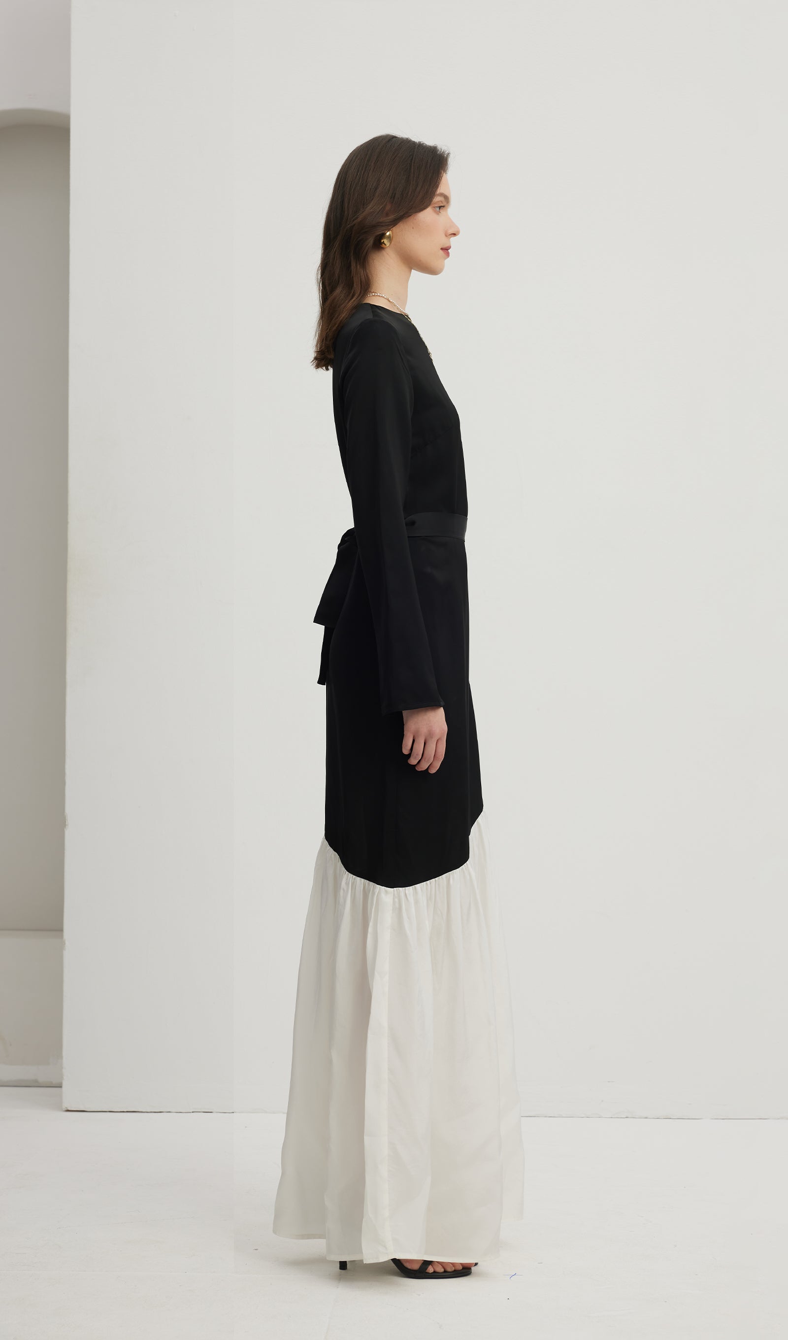 Asymmetrisches Maxikleid in Schwarz/Weiß mit Farbblockmuster 