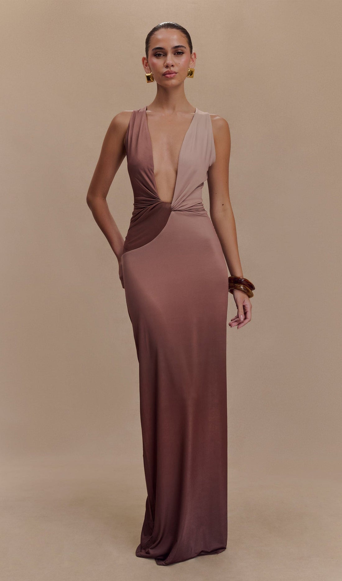 Drapiertes, schmal geschnittenes Maxikleid in Mokka-Ombré 
