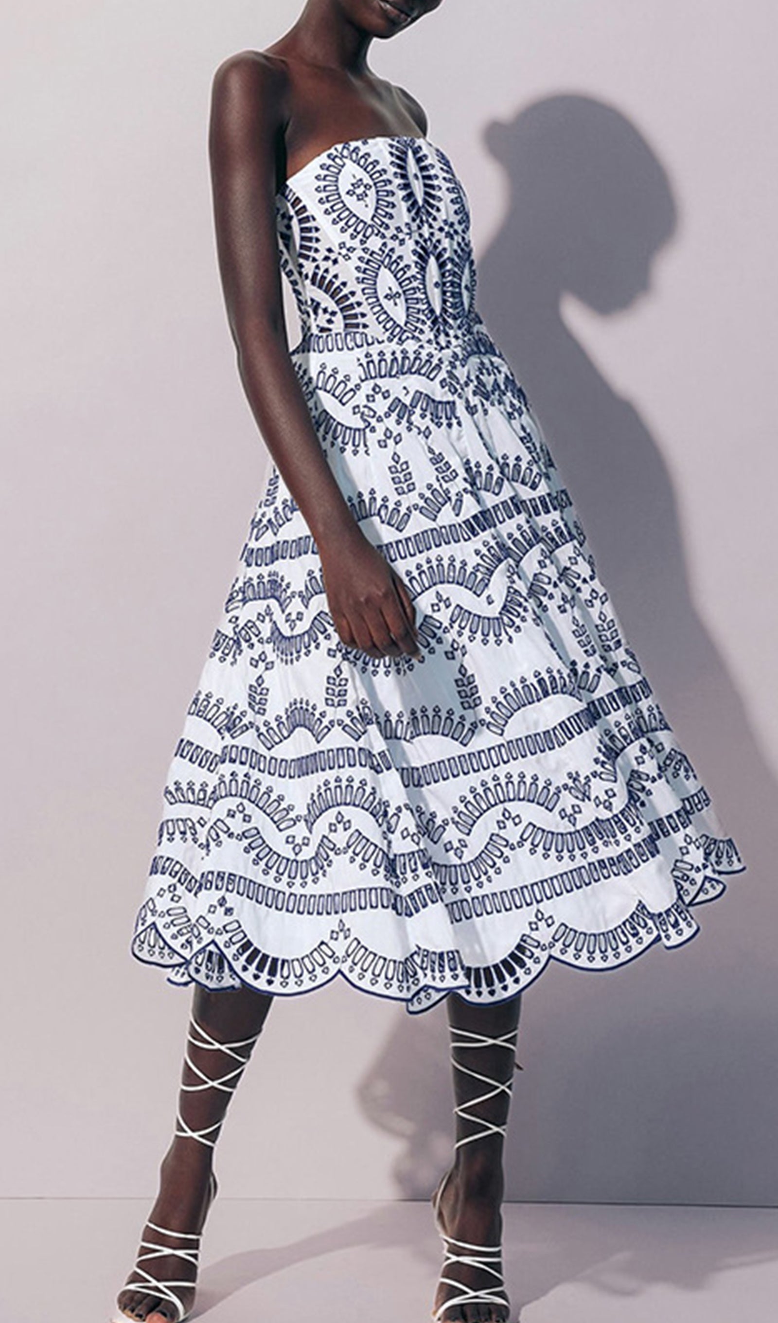 Geblümtes, tailliertes und ausgestelltes Midi-Bandeau-Kleid