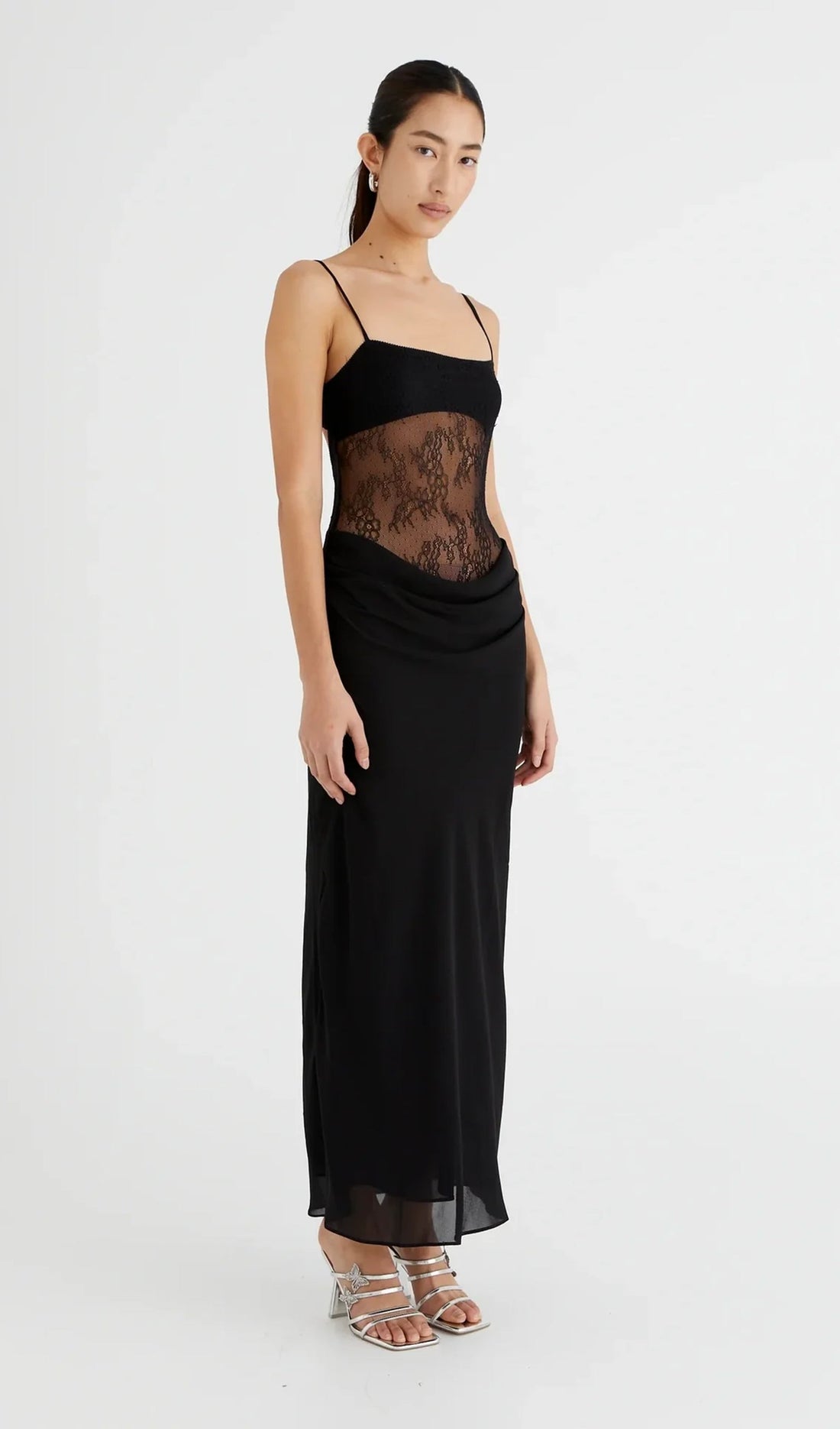Schwarzes Maxikleid mit Spitzensaum 