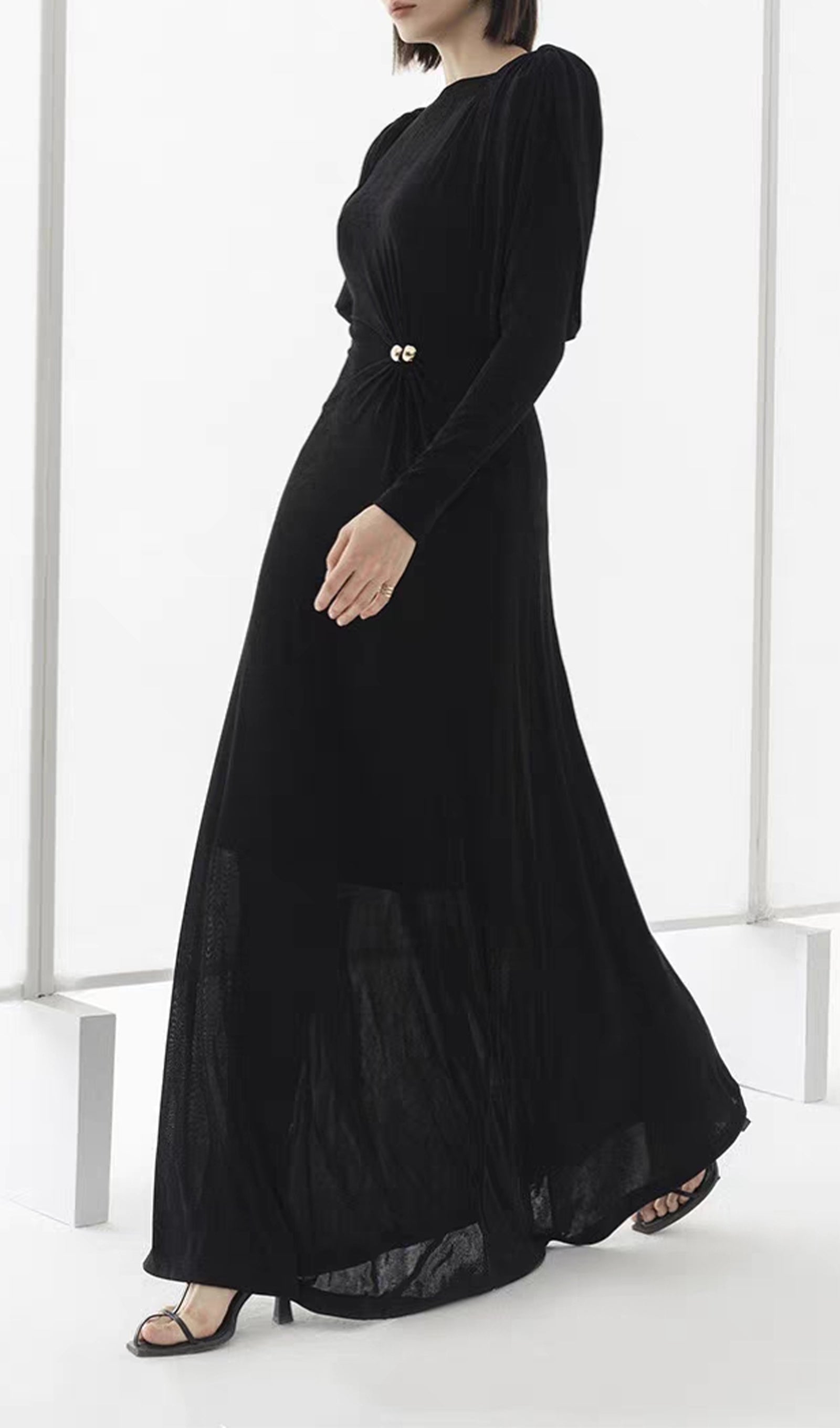 Maxikleid mit metallischen Verzierungen 