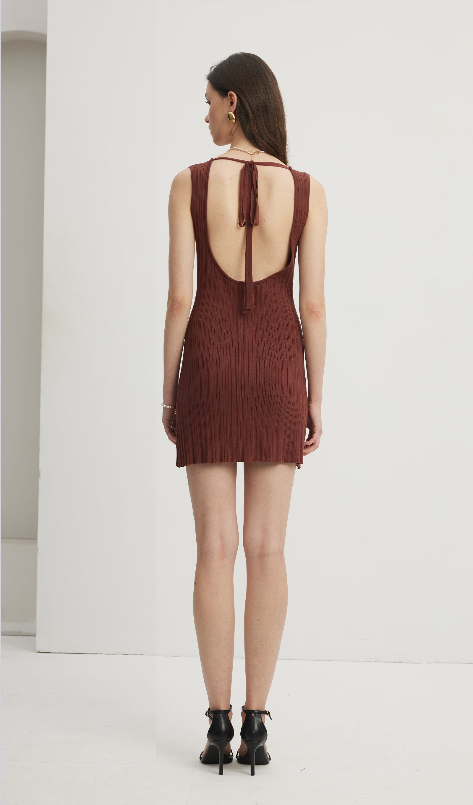 Mikes rückenfreies Minikleid in Braun 