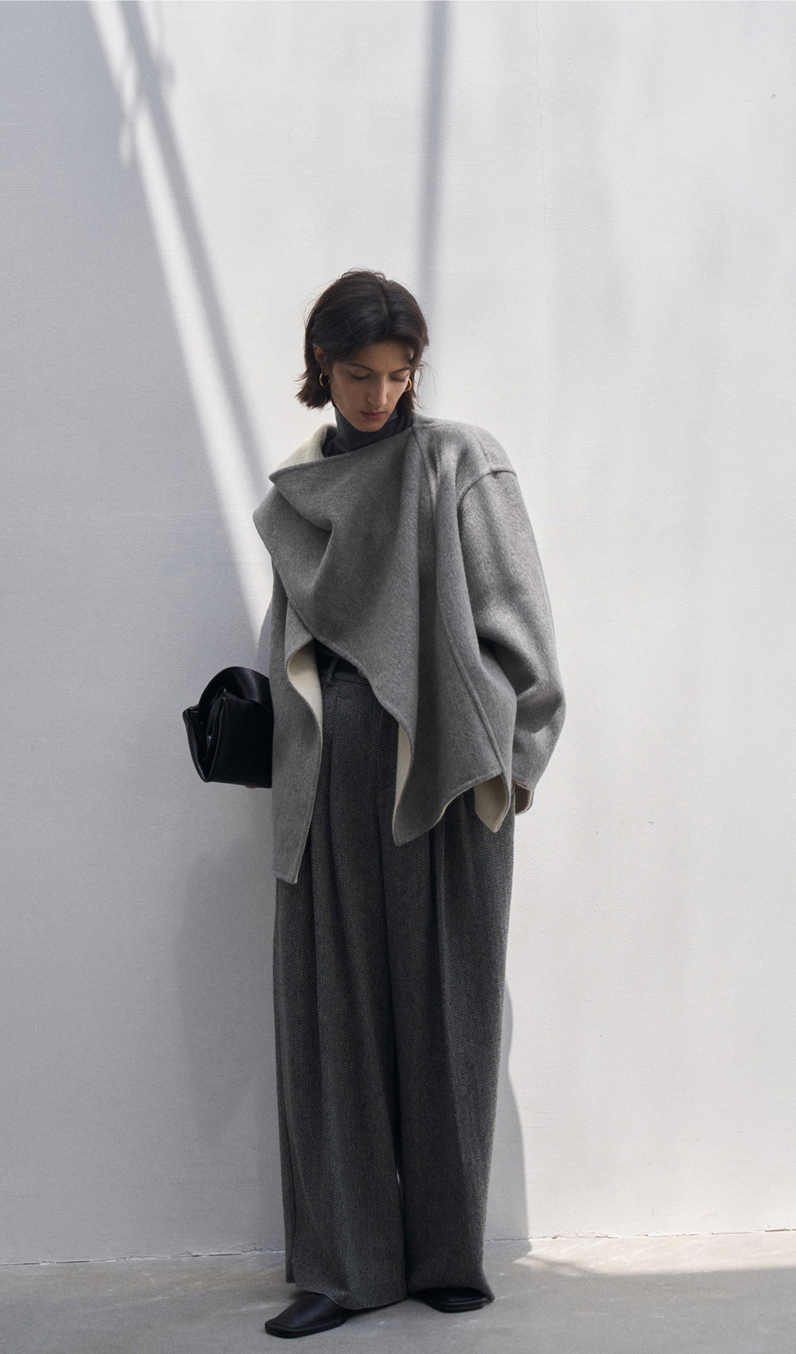 Grauer, einfarbiger Cape-Mantel aus 100 % Wolle