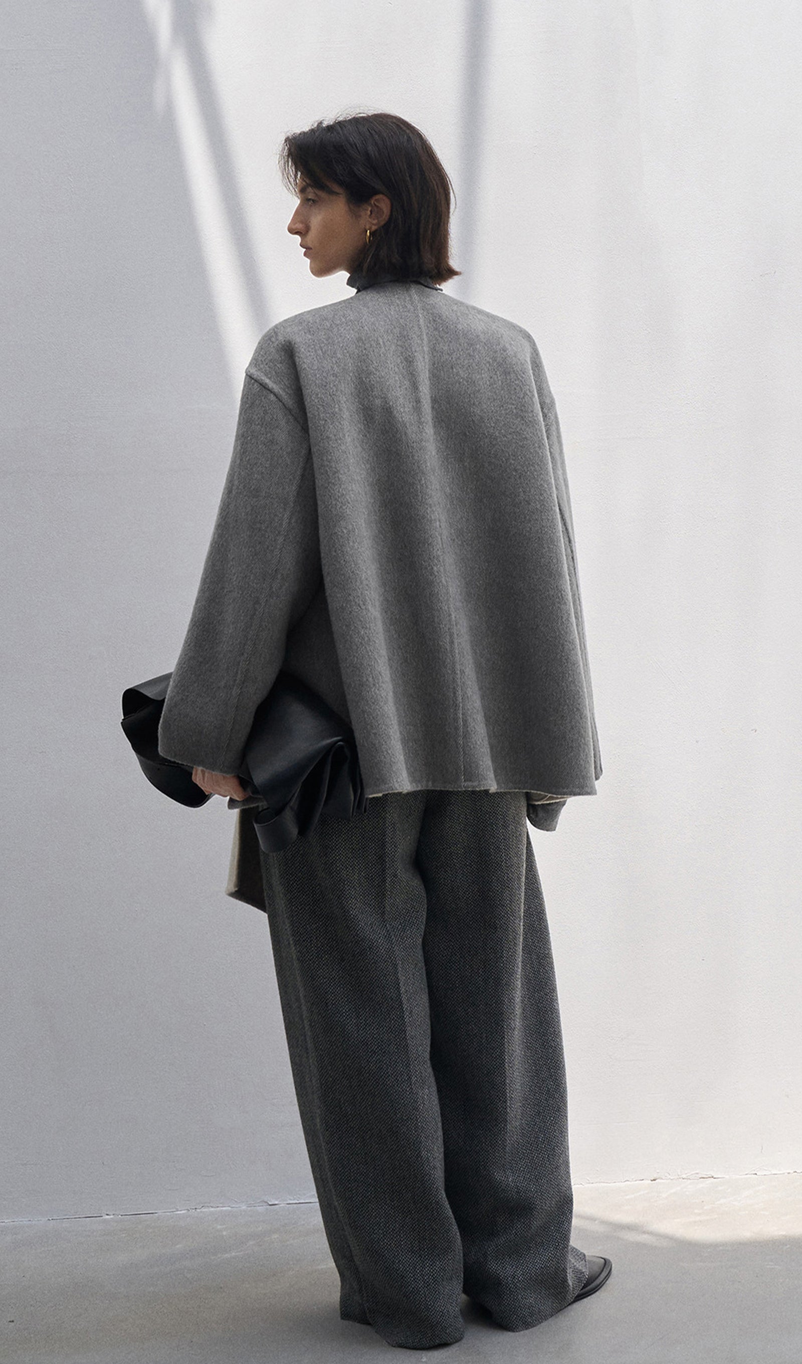 Grauer, einfarbiger Cape-Mantel aus 100 % Wolle