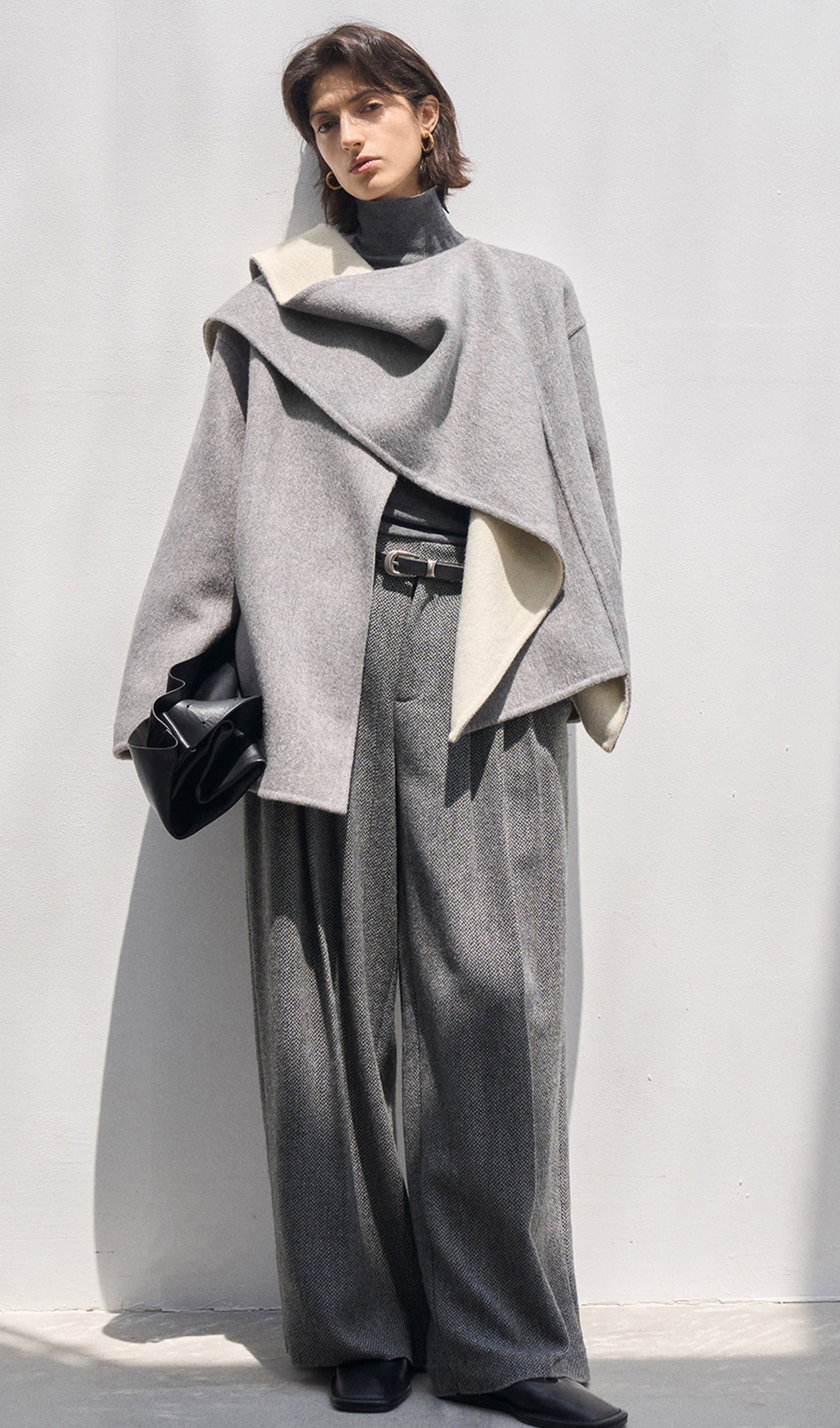 Grauer, einfarbiger Cape-Mantel aus 100 % Wolle
