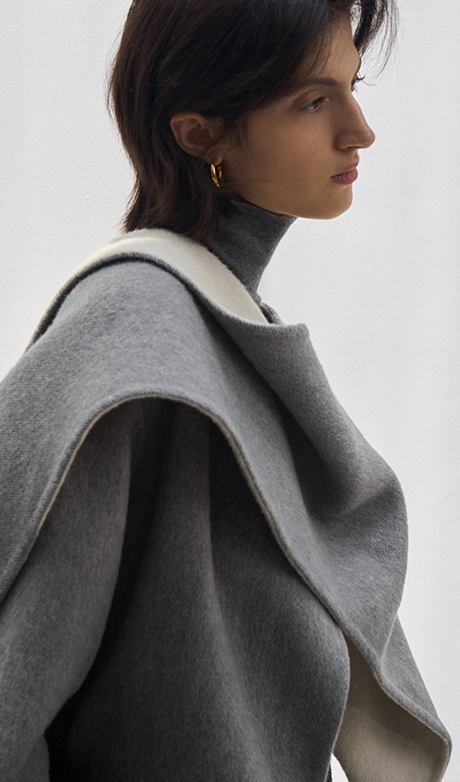 Grauer, einfarbiger Cape-Mantel aus 100 % Wolle