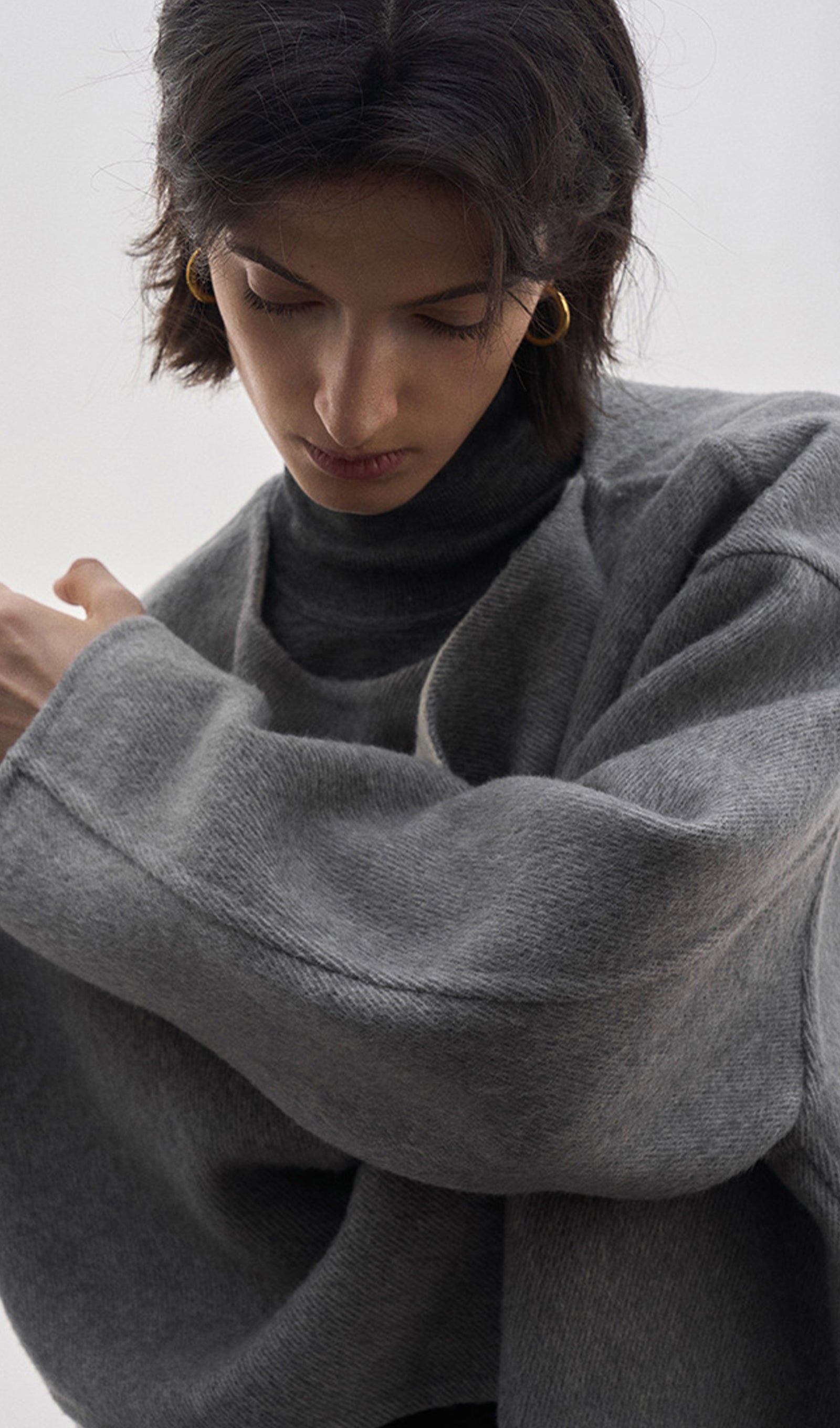 Grauer, einfarbiger Cape-Mantel aus 100 % Wolle