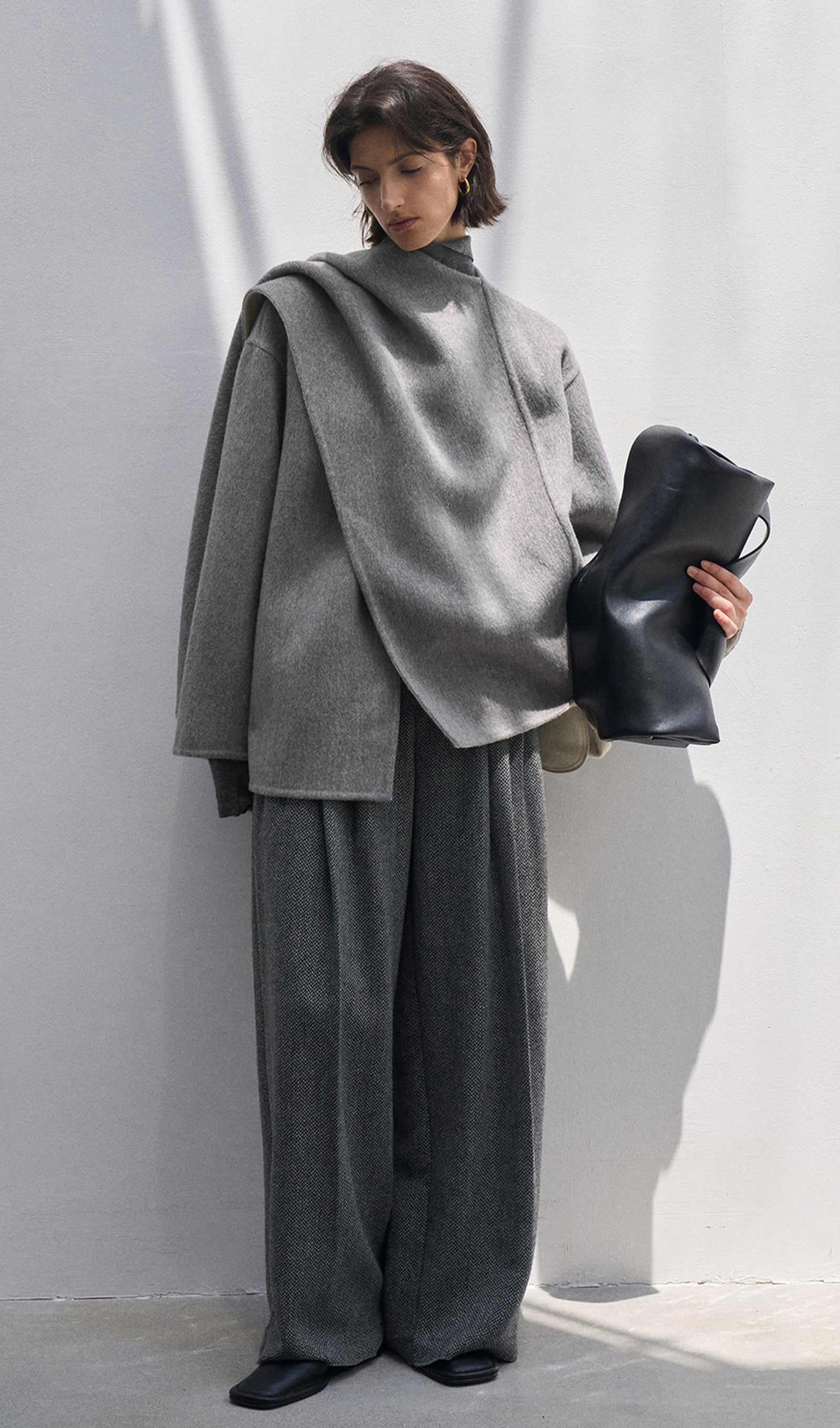 Grauer, einfarbiger Cape-Mantel aus 100 % Wolle