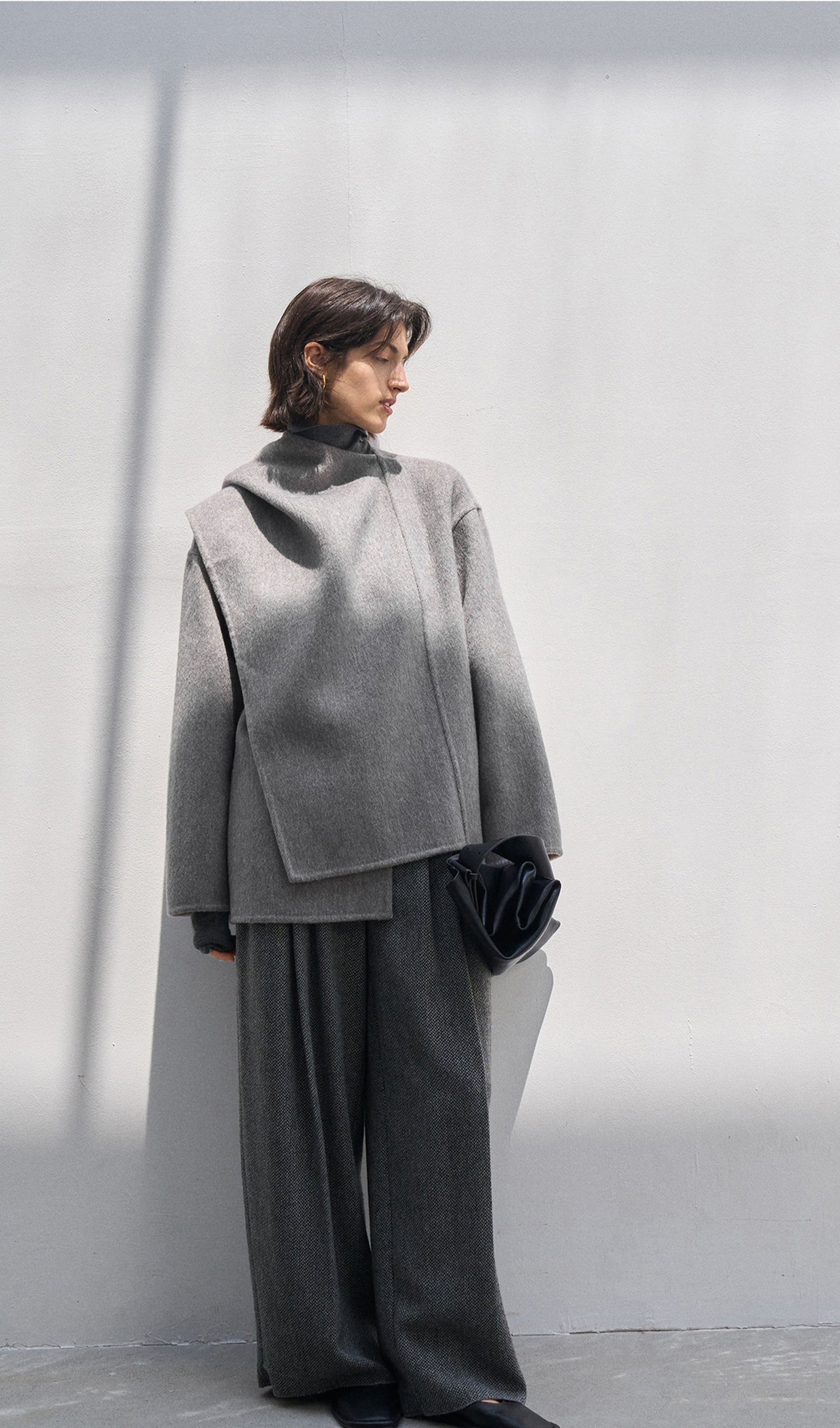 Grauer, einfarbiger Cape-Mantel aus 100 % Wolle