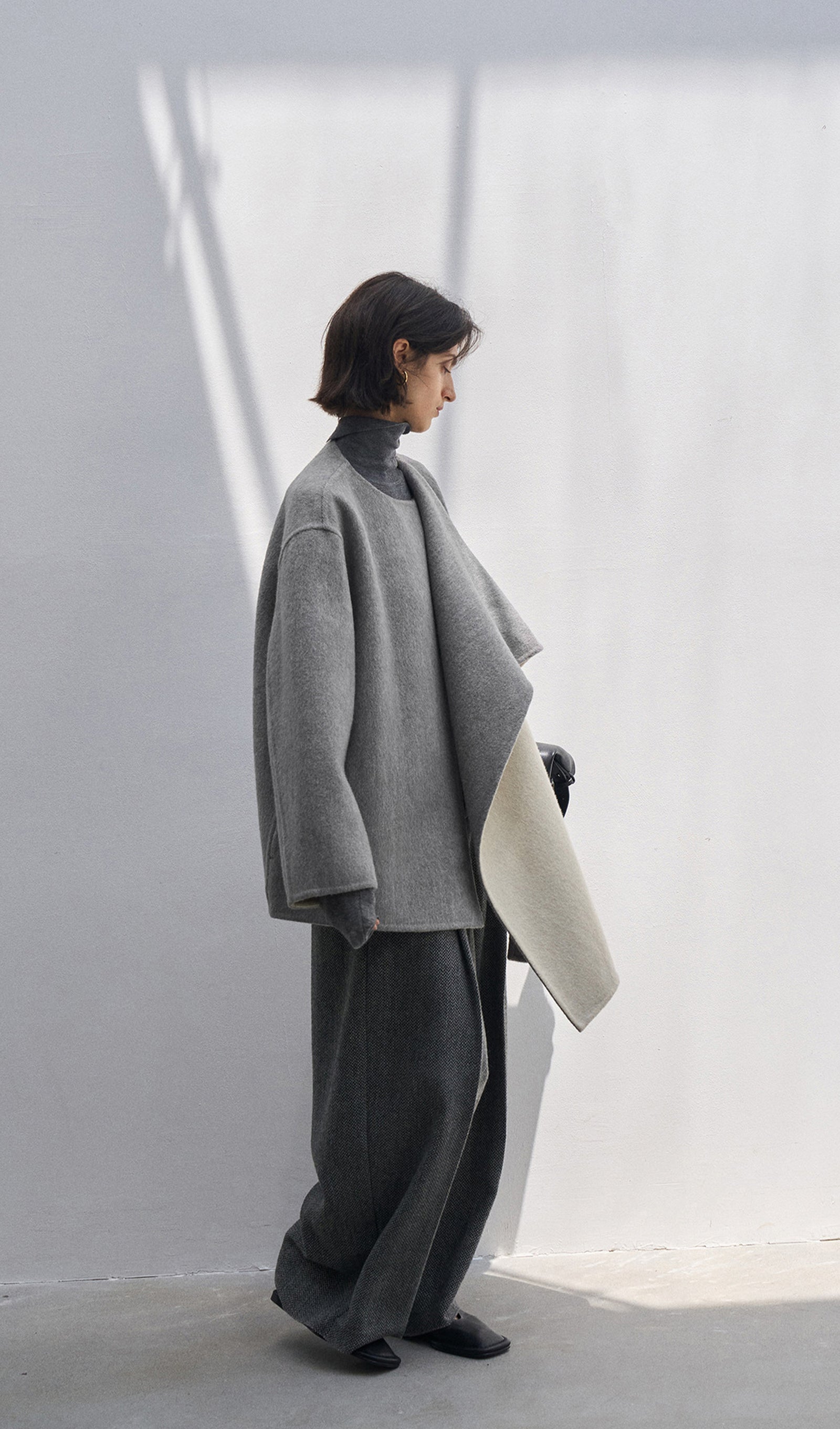 Grauer, einfarbiger Cape-Mantel aus 100 % Wolle