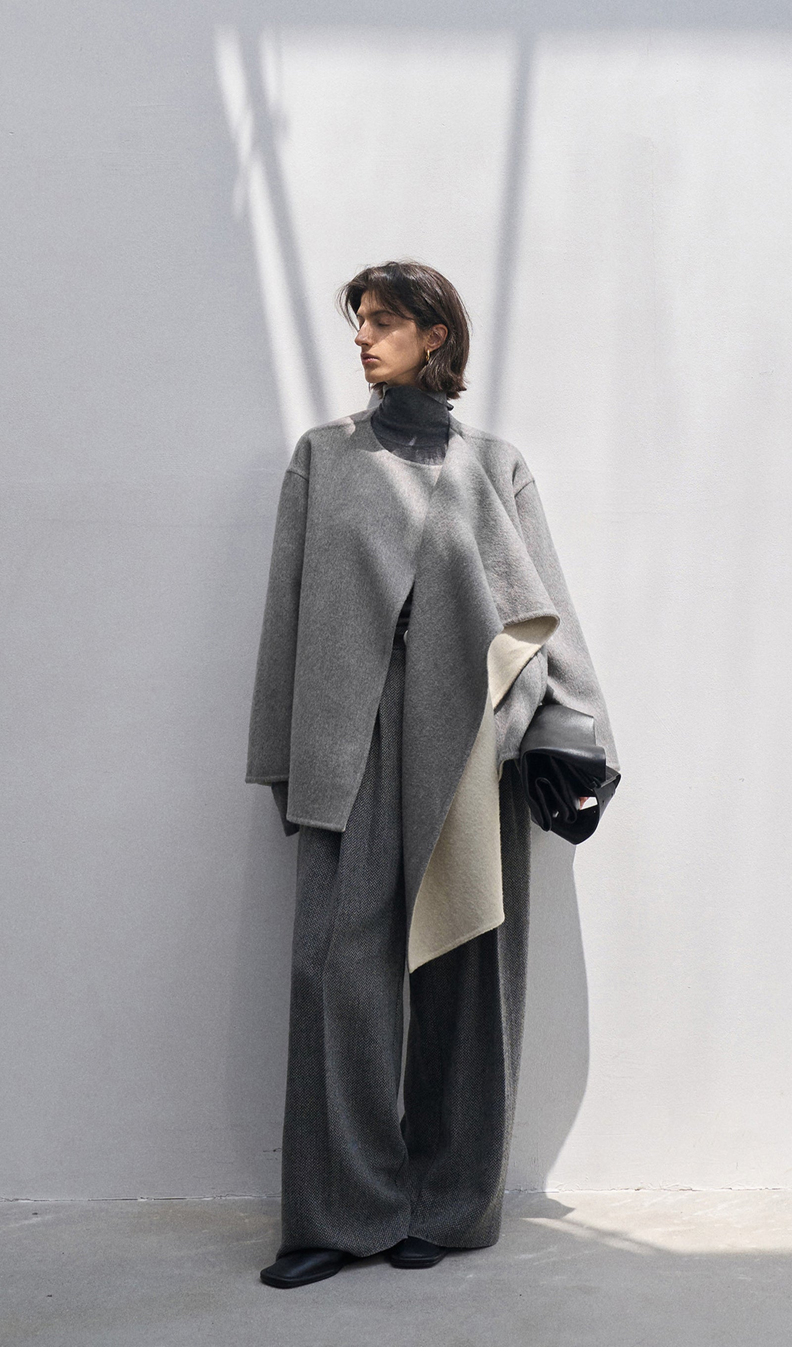 Grauer, einfarbiger Cape-Mantel aus 100 % Wolle