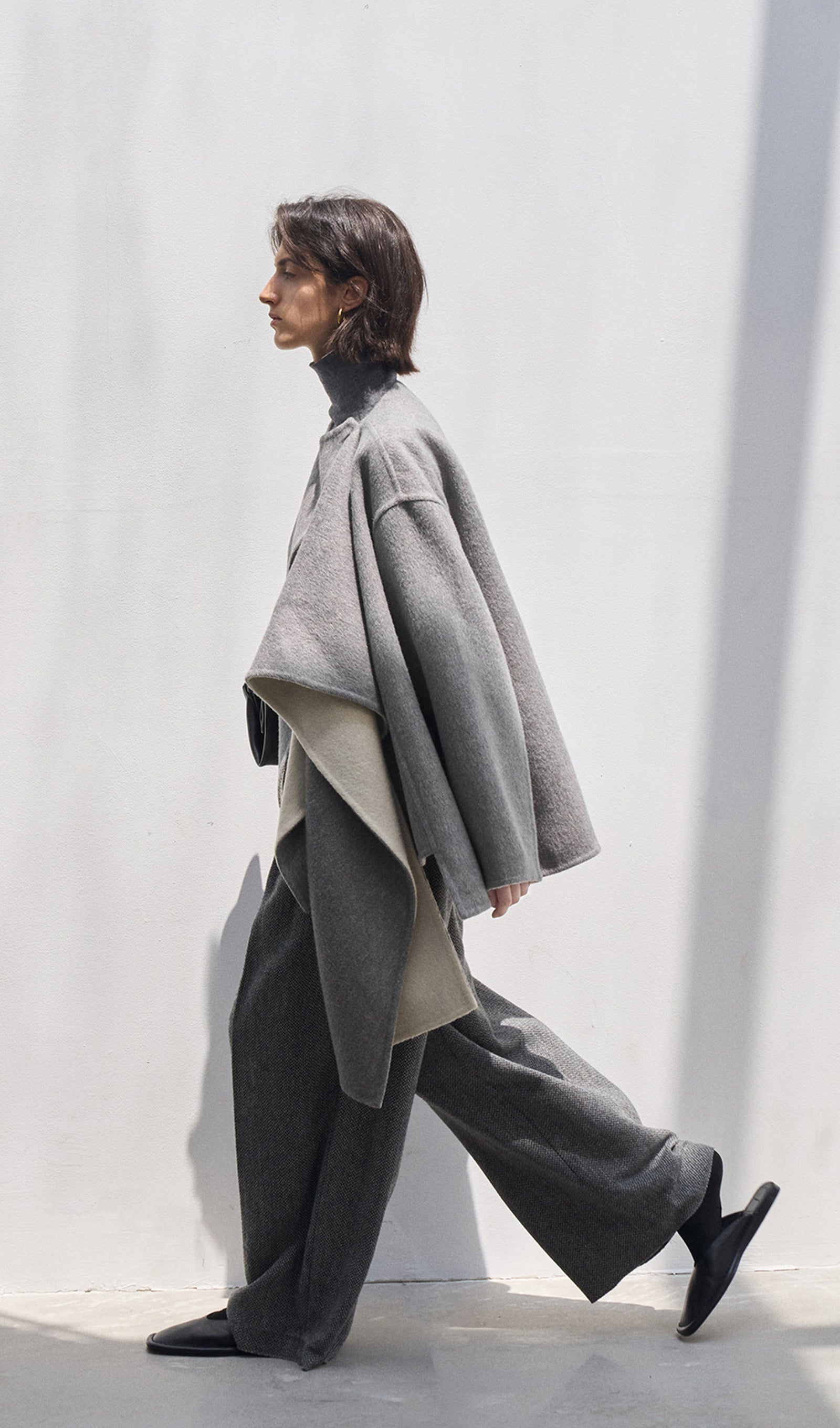 Grauer, einfarbiger Cape-Mantel aus 100 % Wolle