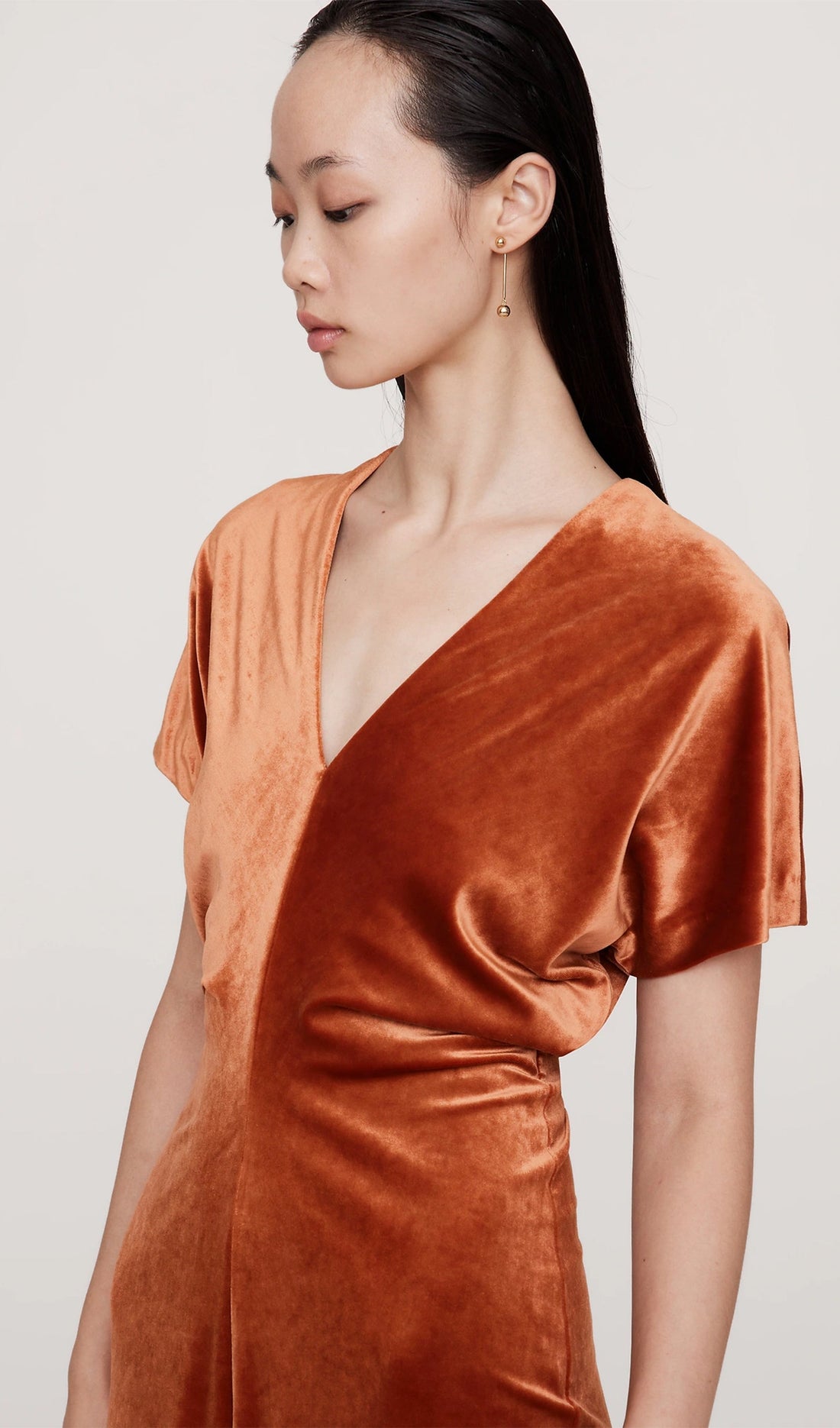 Samt-Maxikleid mit Paspelierung – Kupfer 