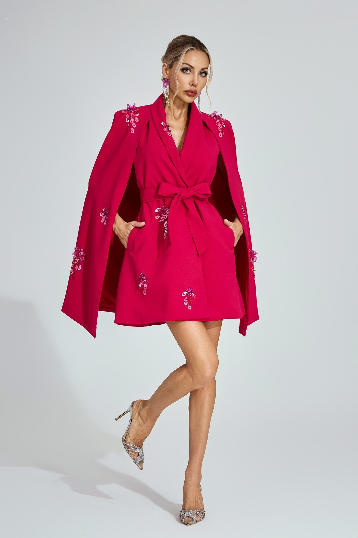Stella Minikleid mit verziertem Cape 
