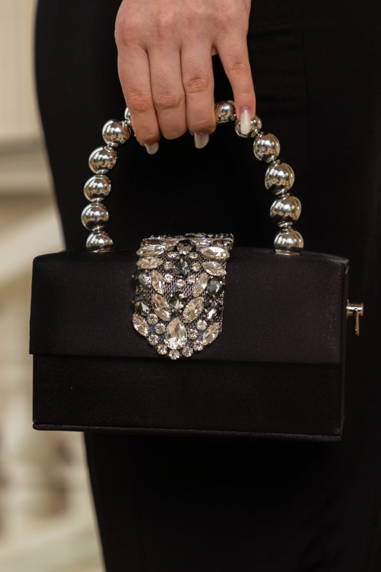 Schwarze Tasche aus Satin mit Diamantverzierungen