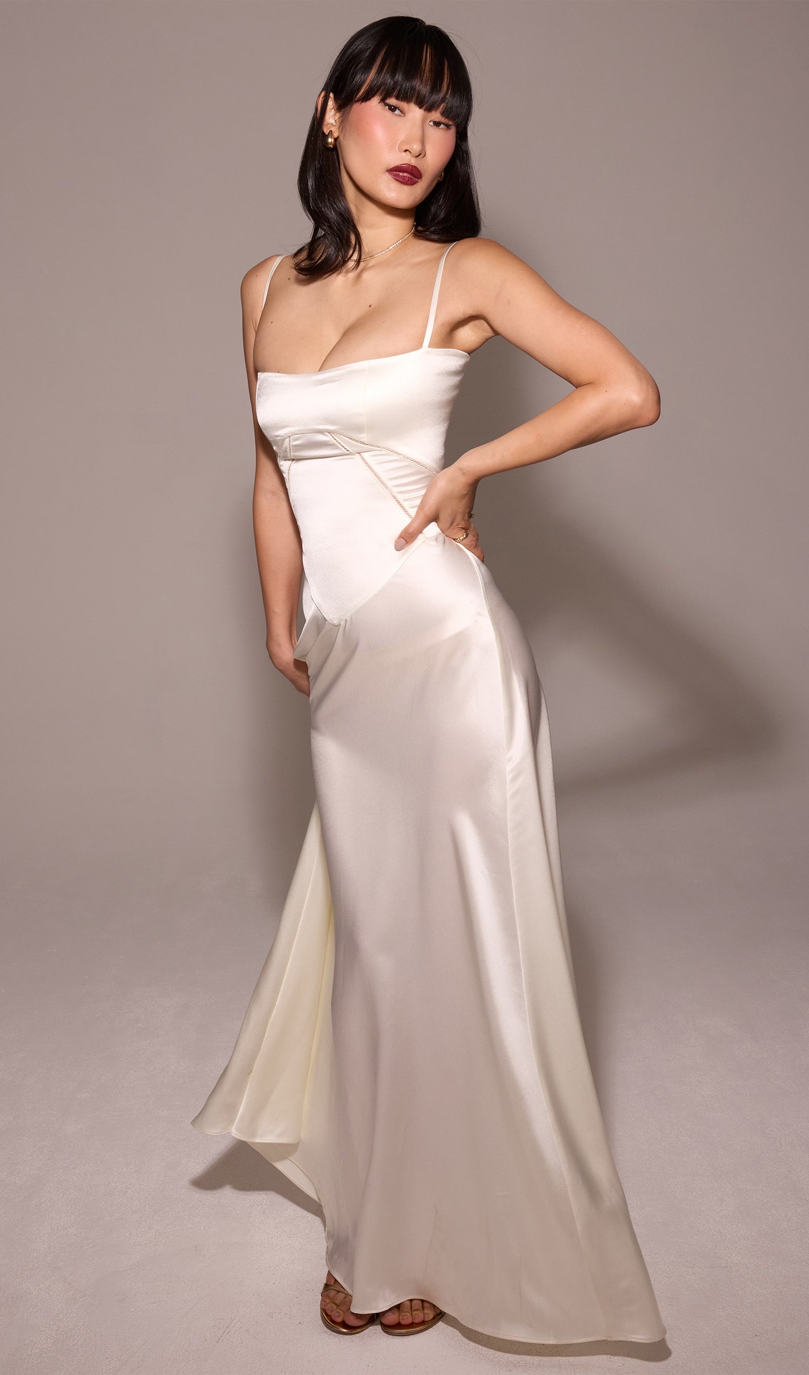Maxikleid aus Satin und Spitze 