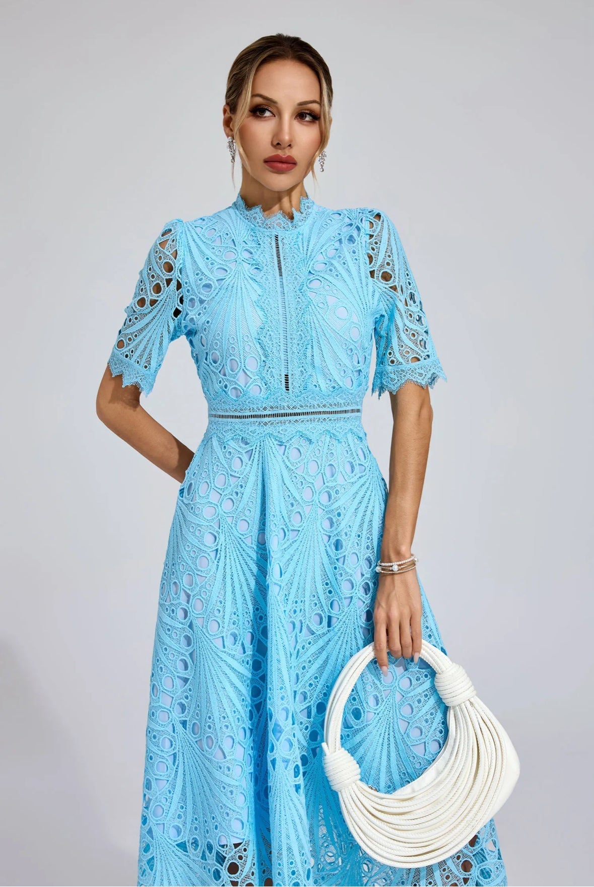 Midikleid aus Spitze mit Cut-outs