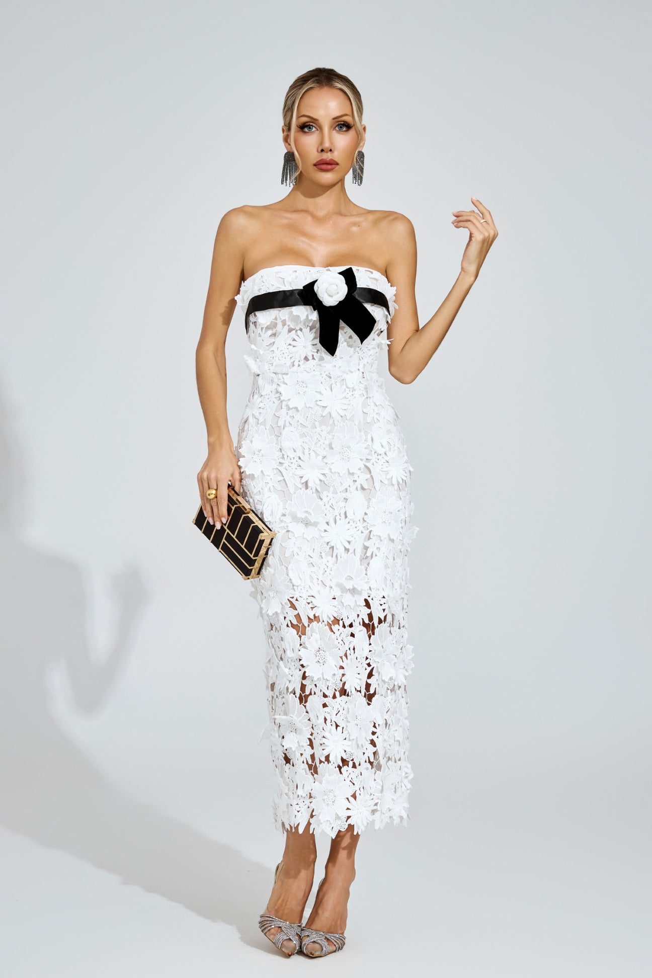 Camille Midikleid mit floralen Applikationen 