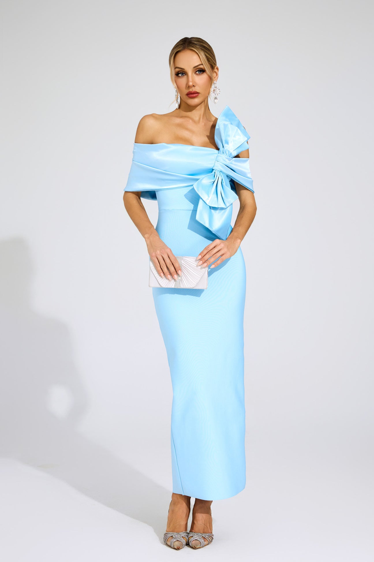 Blaues Satin-Maxikleid mit Schleife