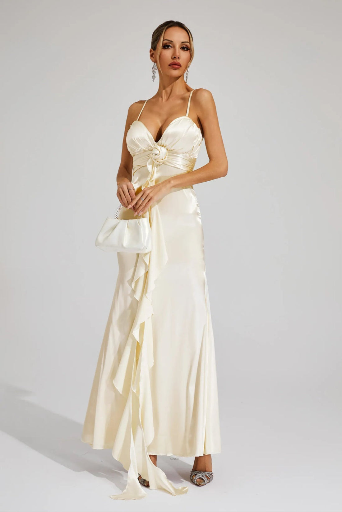 Rosafarbenes, drapiertes Maxikleid aus Satin