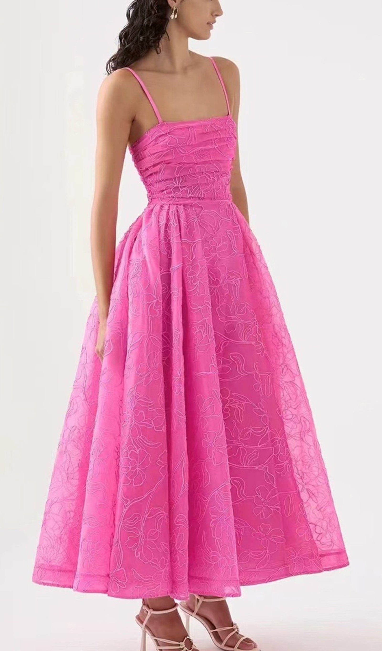 Besticktes, tailliertes Midikleid mit Trägern in Rosa