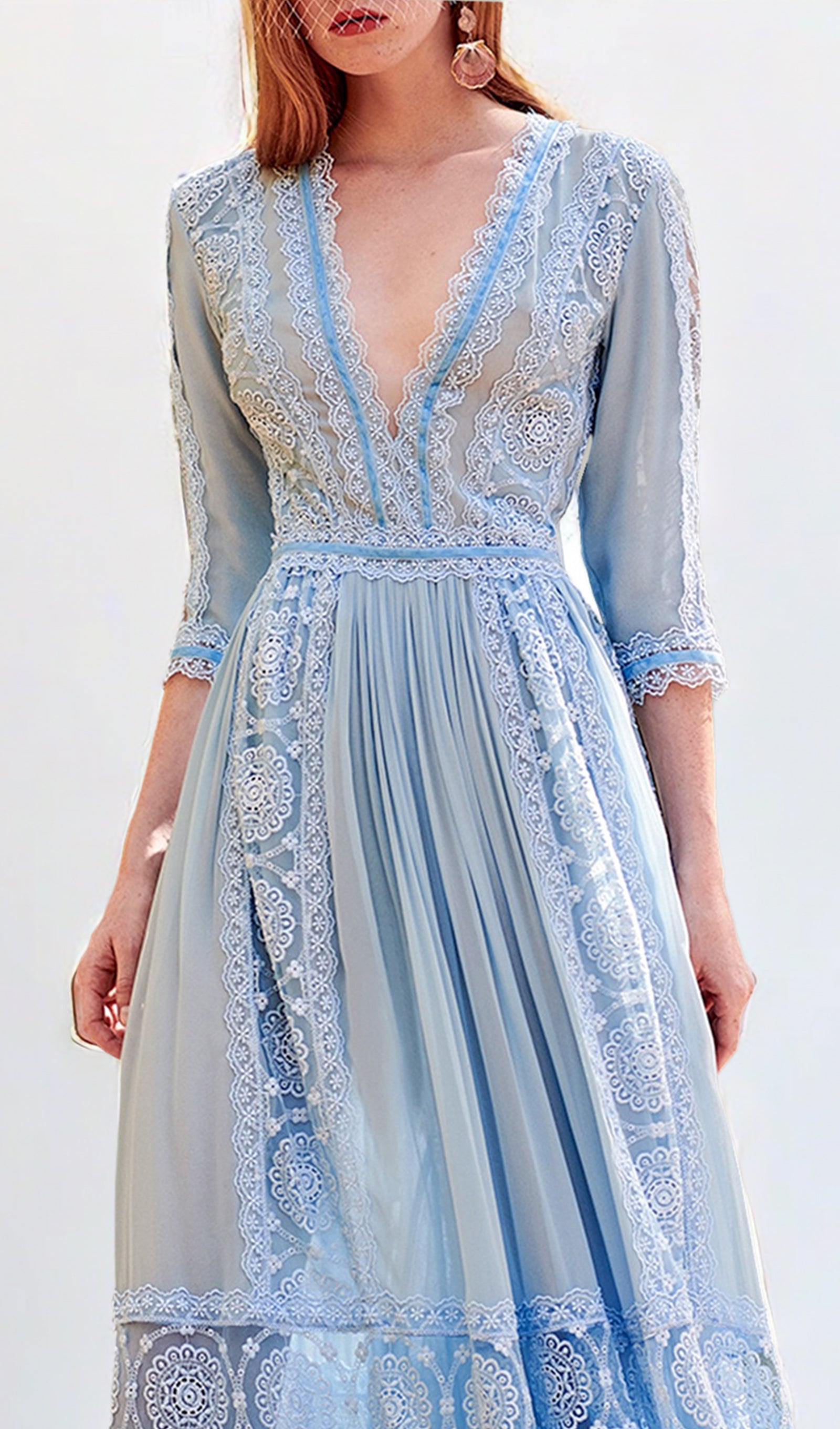 Maxikleid mit V-Ausschnitt und Häkelspitze
