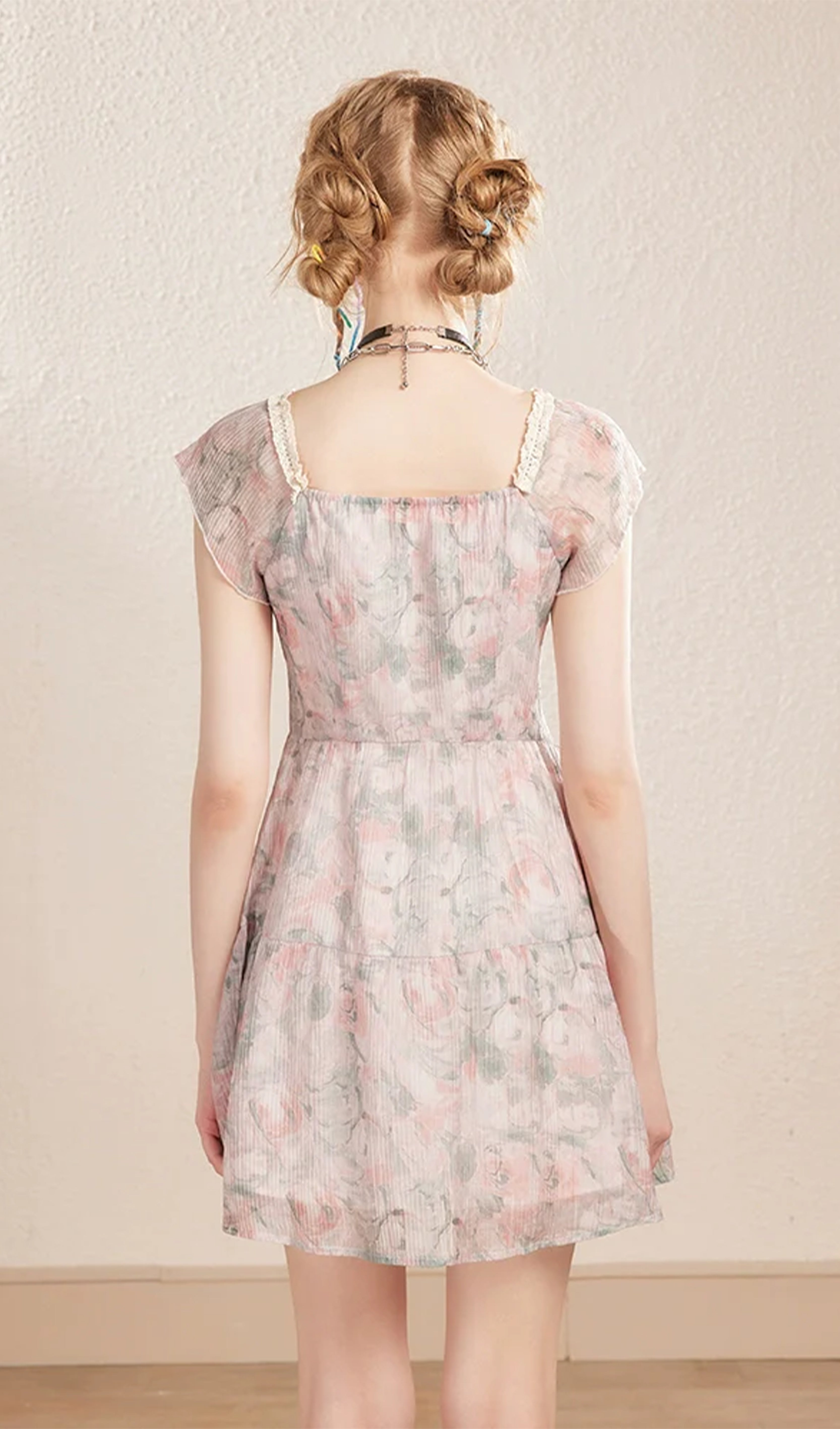 Rosa Minikleid mit Blumenmuster, U-Ausschnitt und Spitzenbesatz 