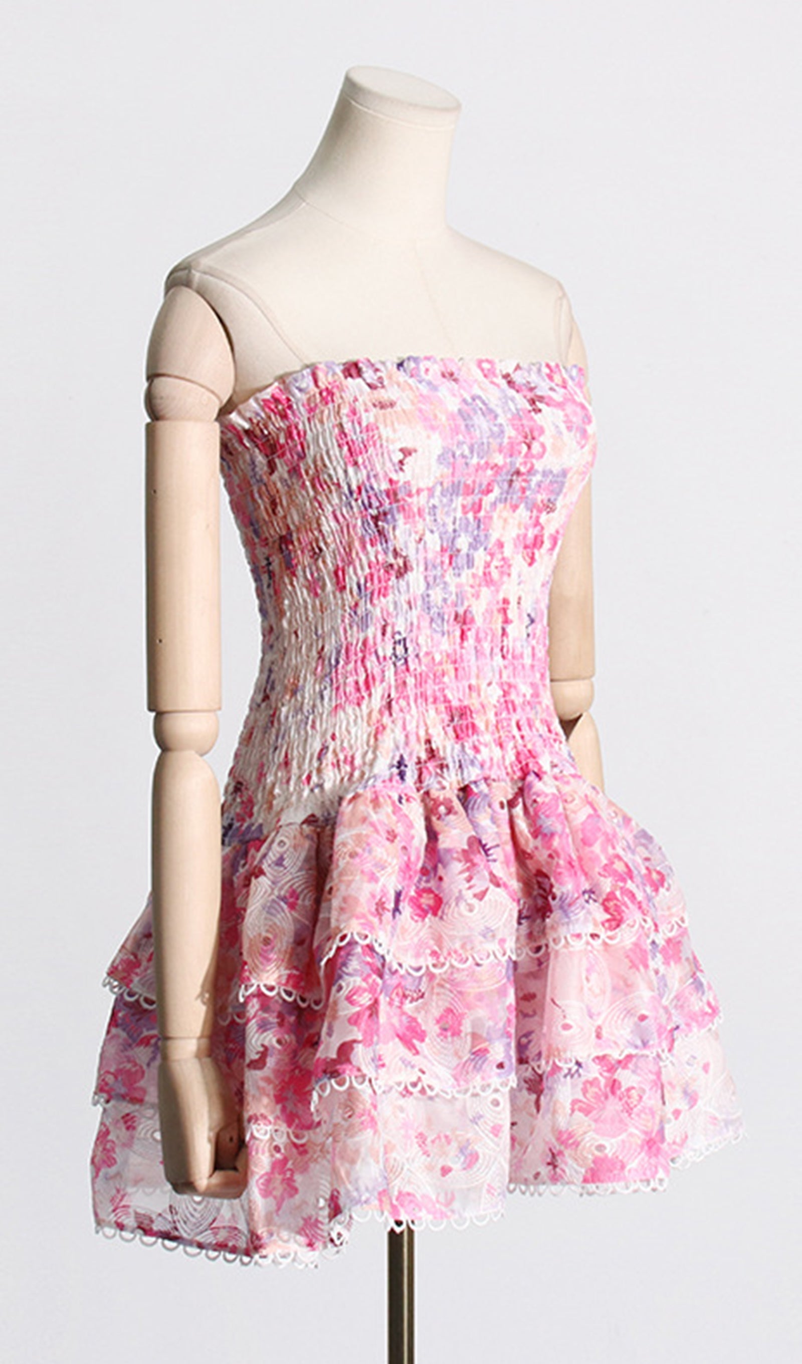 Geblümtes, gerüschtes, trägerloses Minikleid
