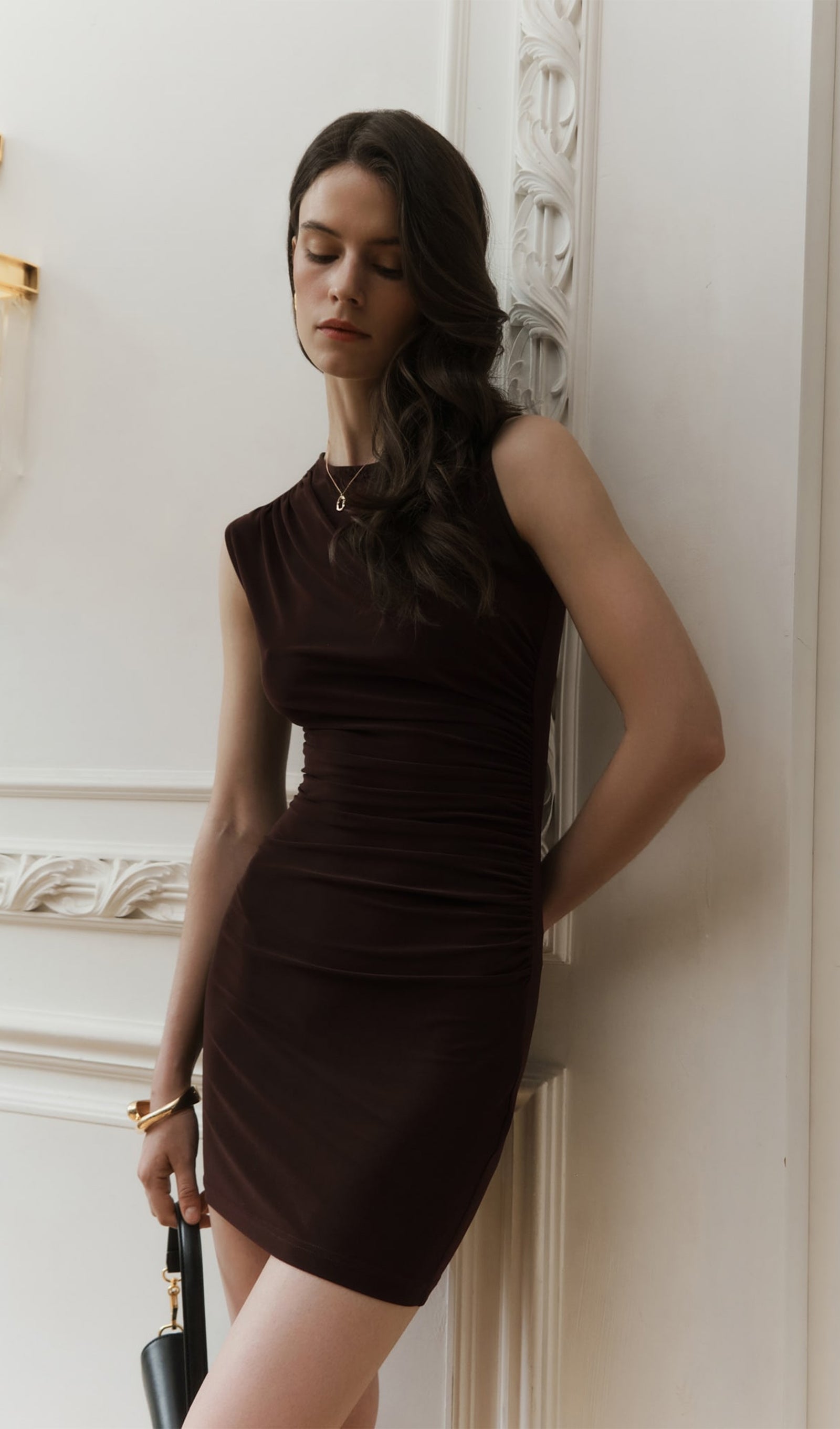 Minikleid mit asymmetrischer Schulterpartie und breitem Band 