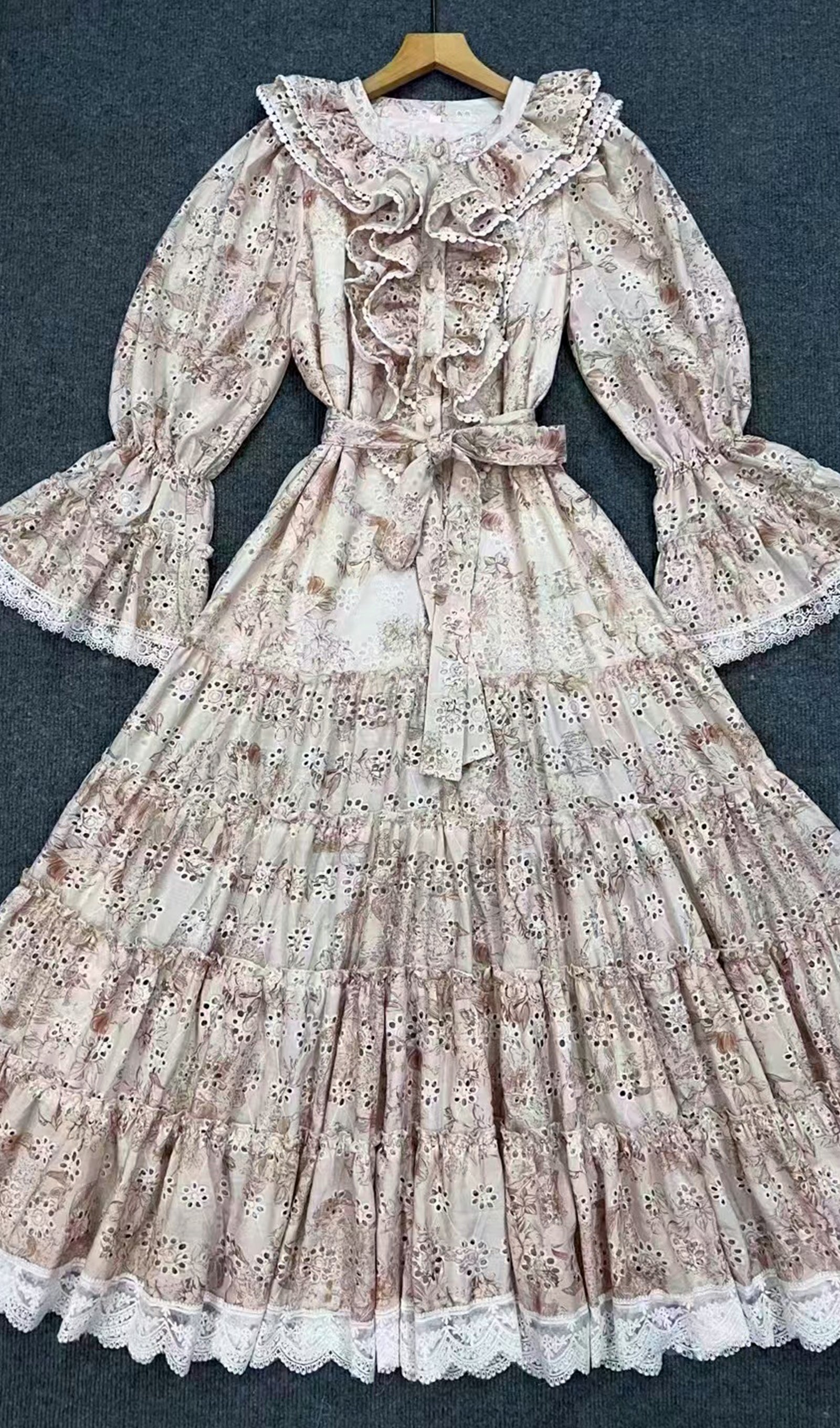 Langärmeliges, khakifarbenes, plissiertes Maxikleid aus Spitze