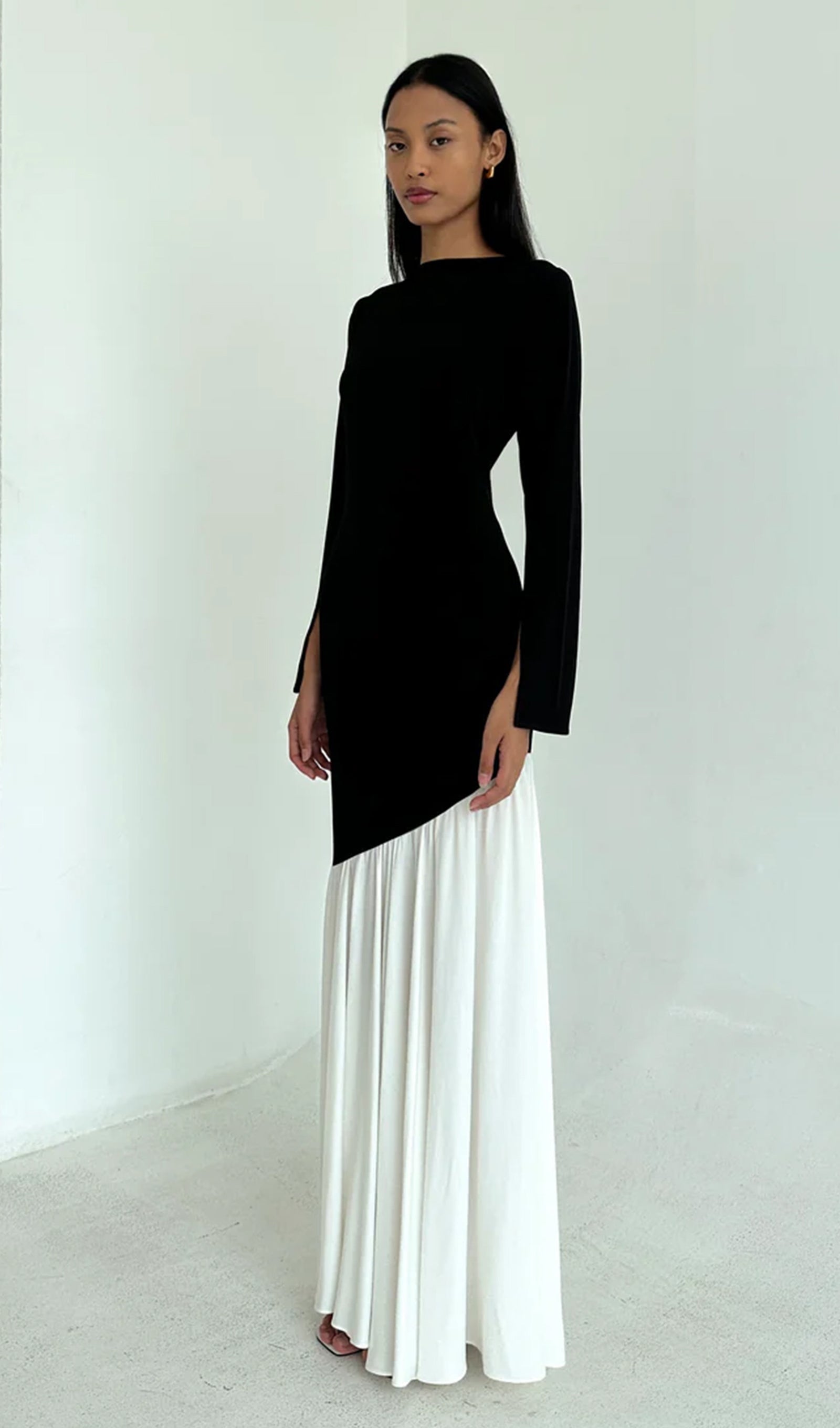 Asymmetrisches Maxikleid in Schwarz/Weiß mit Farbblockmuster 