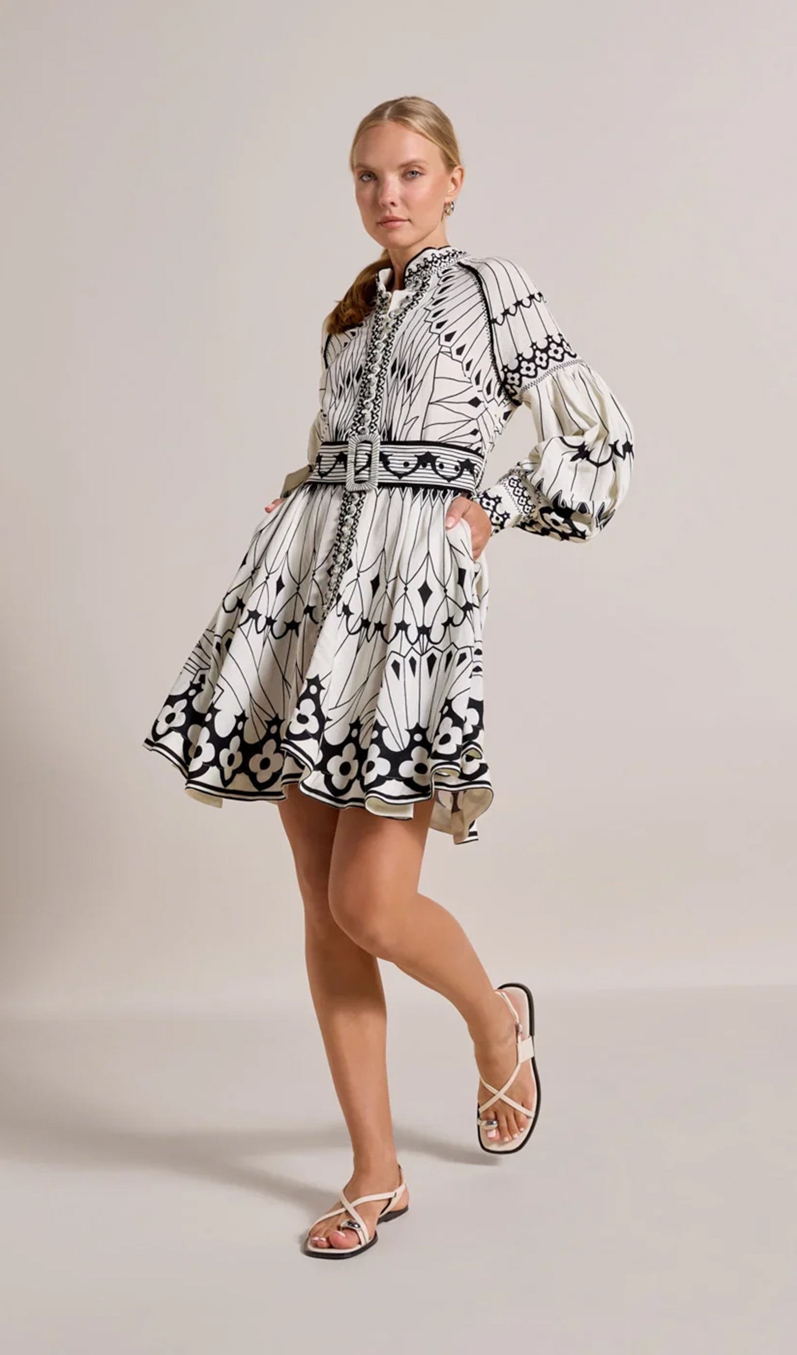 Minikleid mit Blumenmuster, hohem Kragen und Gürtel, mit Gürtel