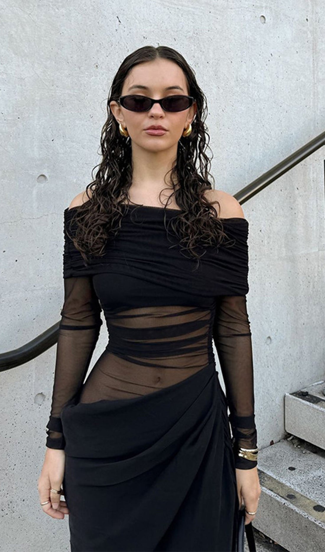 Schwarzes, schulterfreies, transparentes Maxikleid aus Mesh 