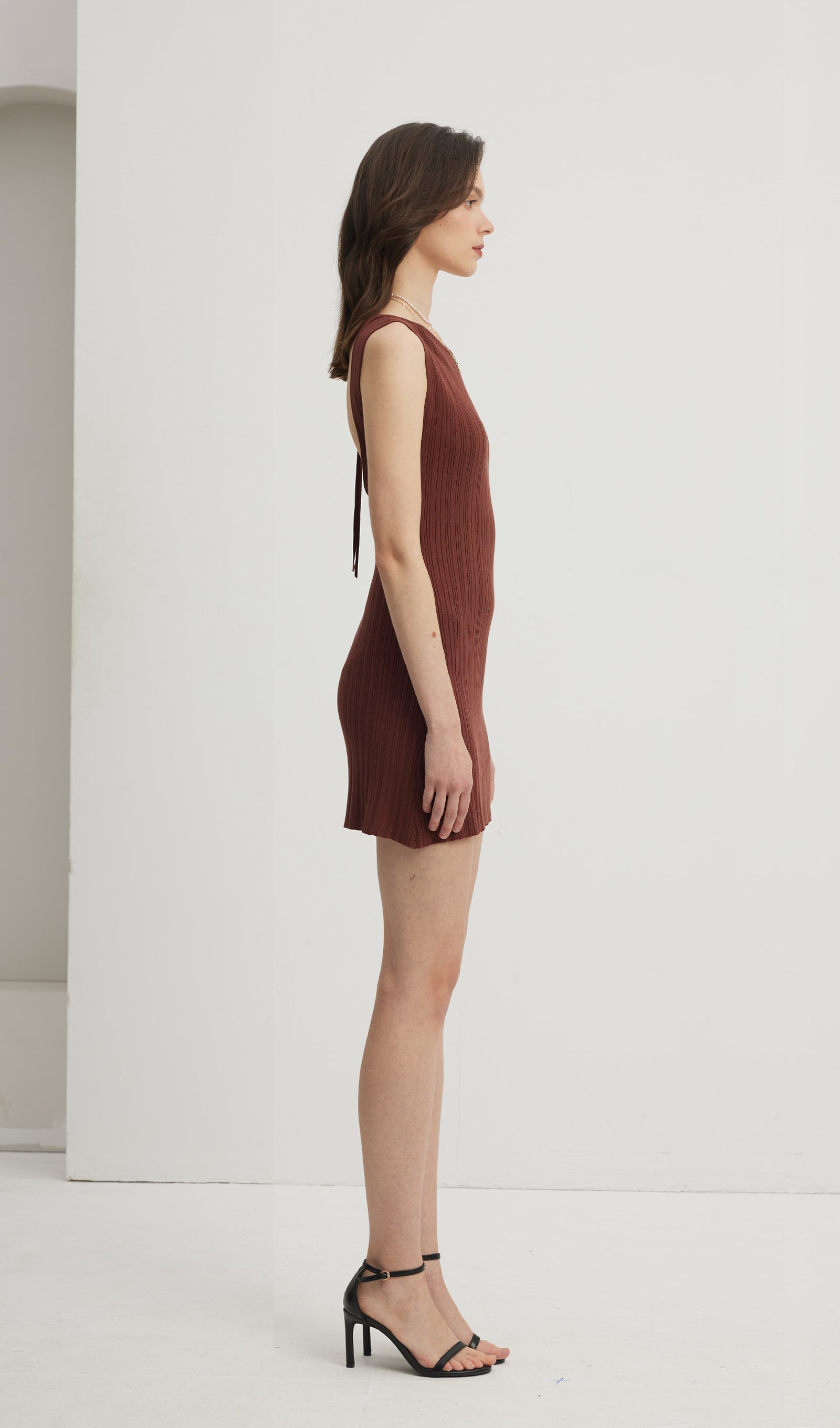 Mikes rückenfreies Minikleid in Braun 