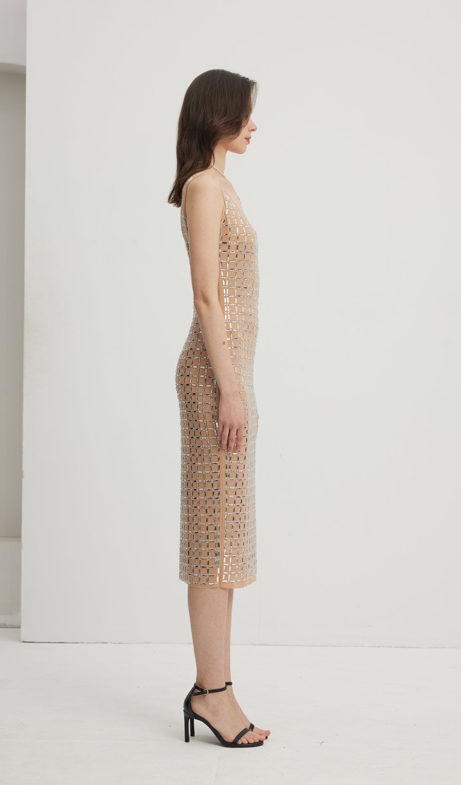 Verziertes rückenfreies Midikleid in Nude 
