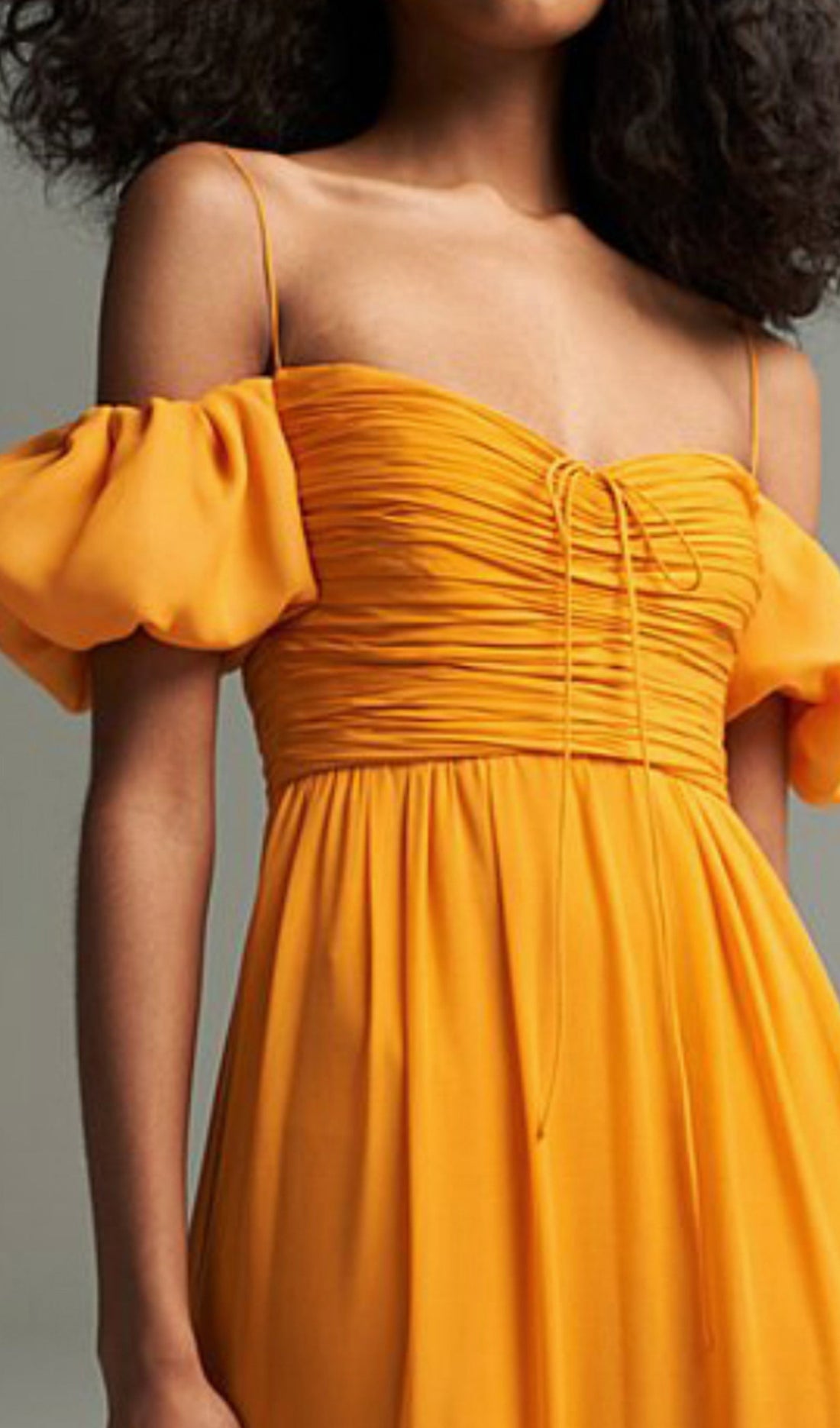 Schulterfreies, tailliertes Maxikleid mit ausgestelltem Rock
