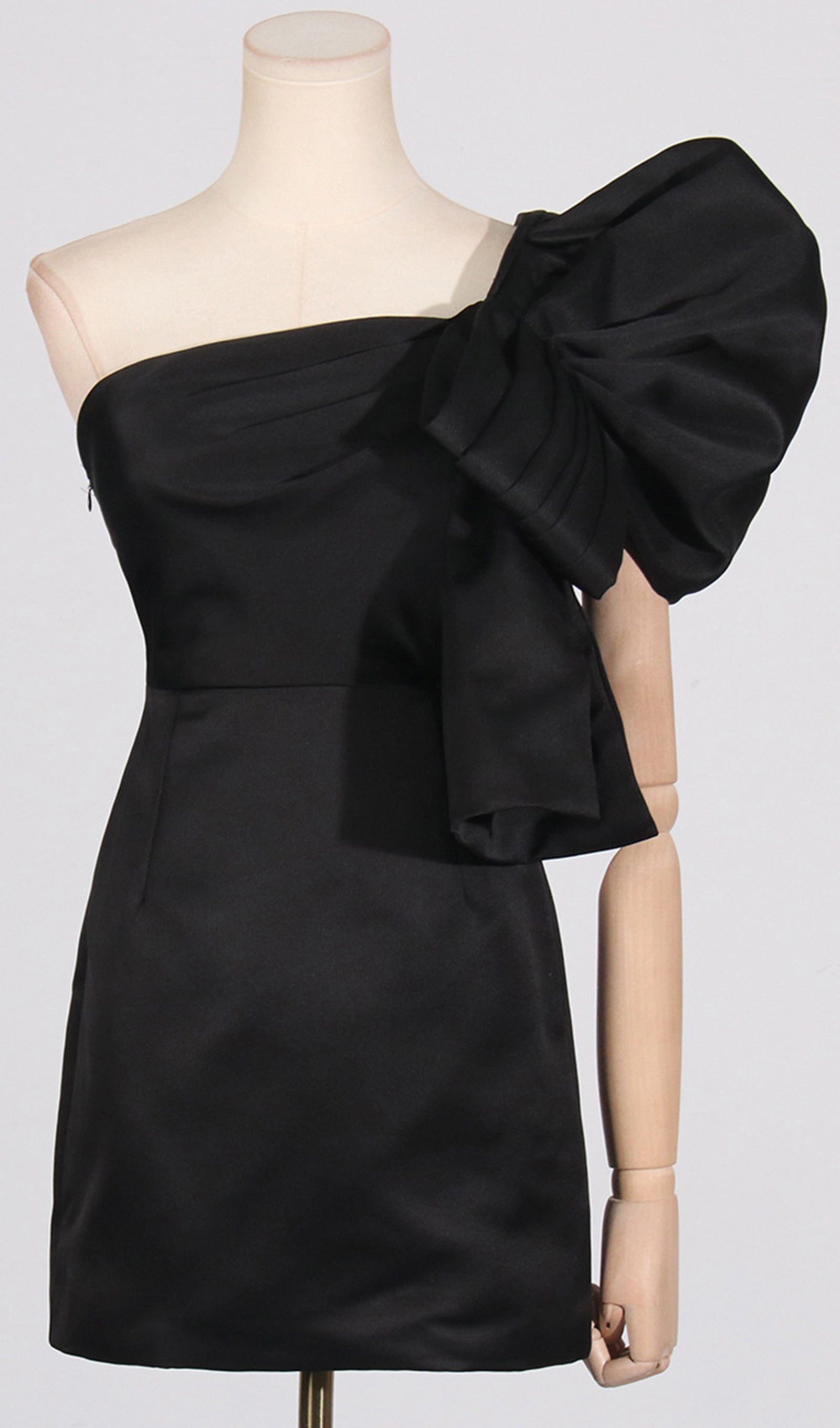 Schwarzes, schulterfreies, figurbetontes Minikleid