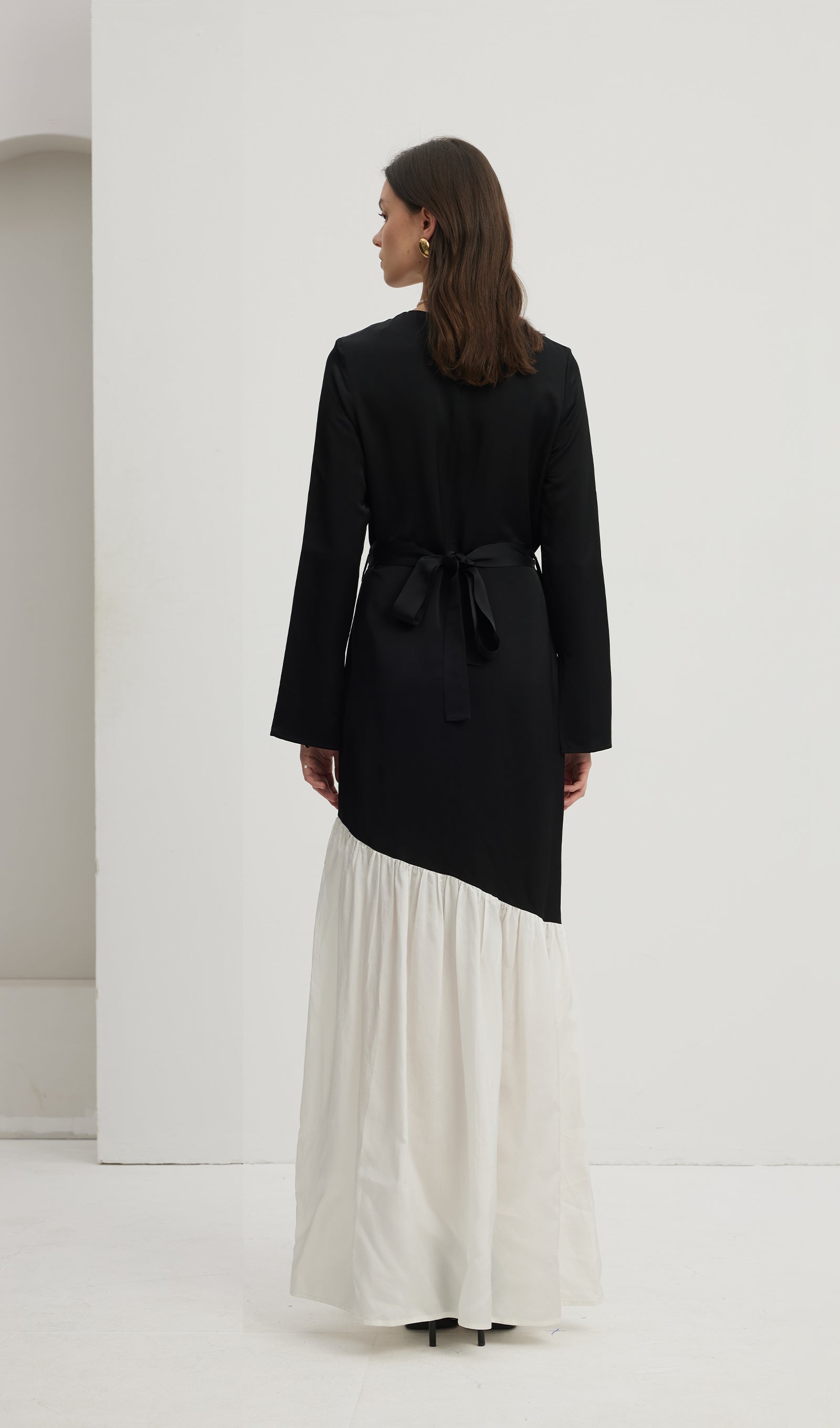 Asymmetrisches Maxikleid in Schwarz/Weiß mit Farbblockmuster 