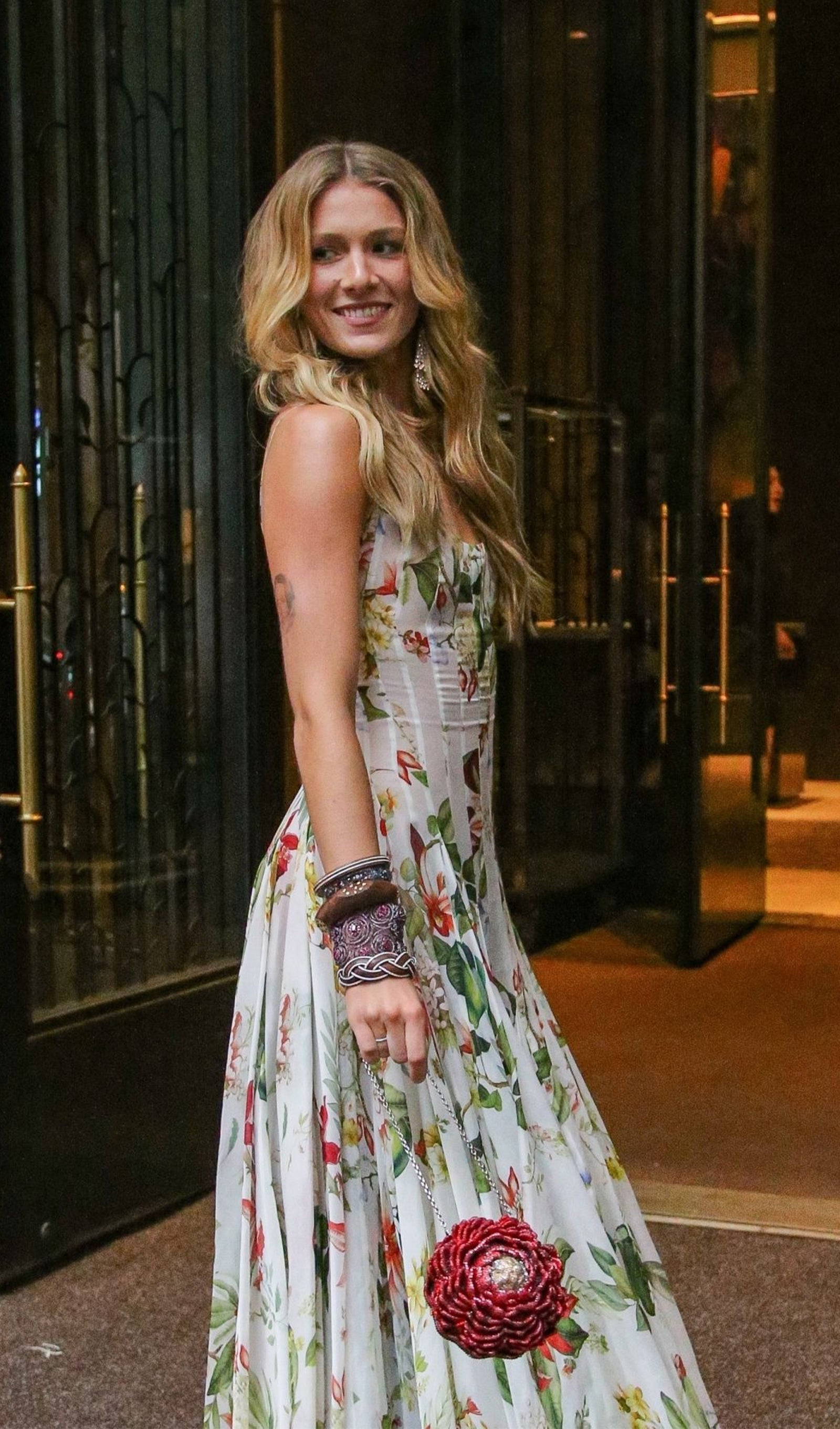 Maxikleid aus floraler Spitze mit Blumen und Kunstpelz