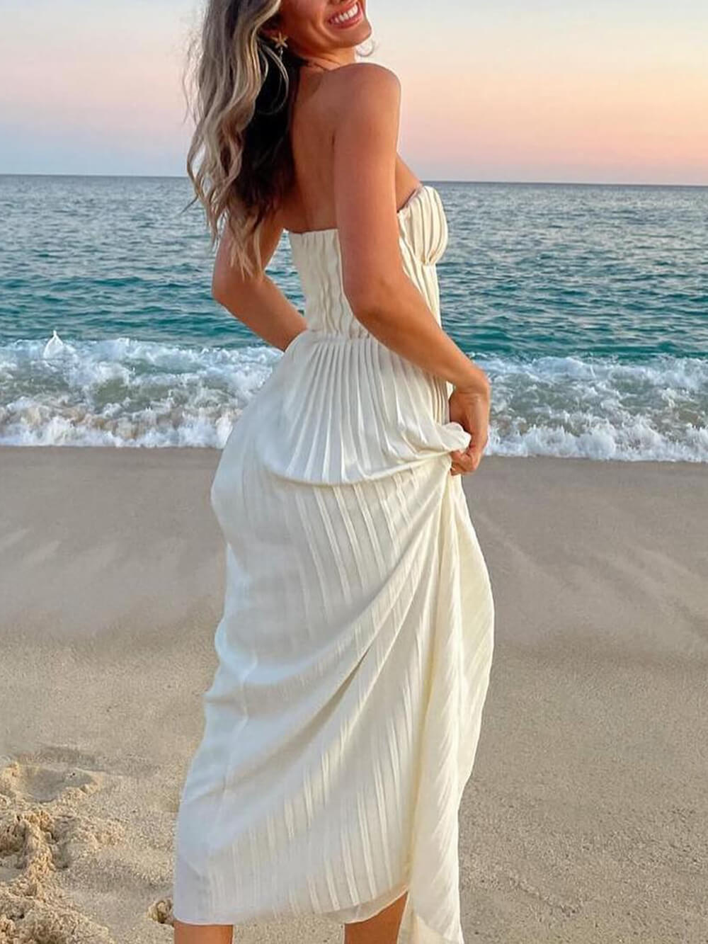 Elegantes, plissiertes, trägerloses Maxikleid