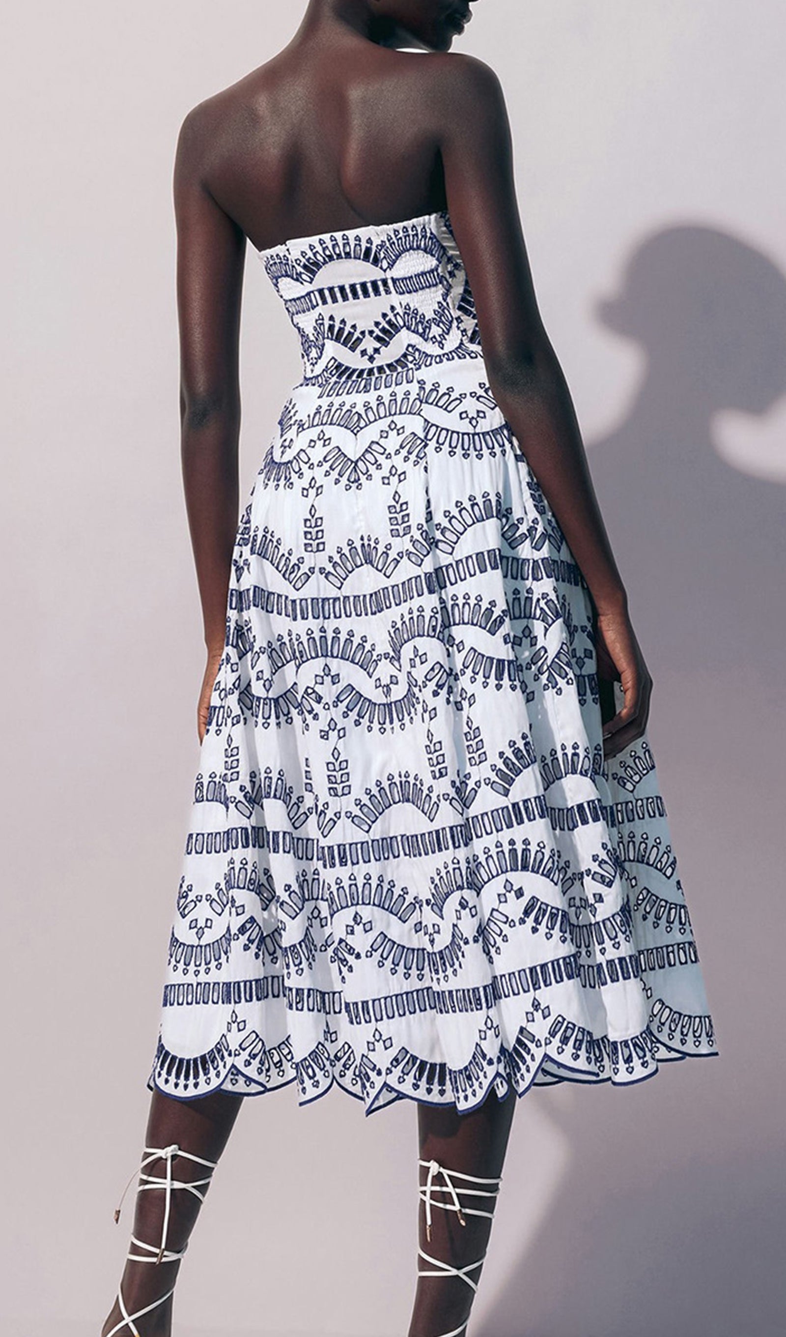Geblümtes, tailliertes und ausgestelltes Midi-Bandeau-Kleid
