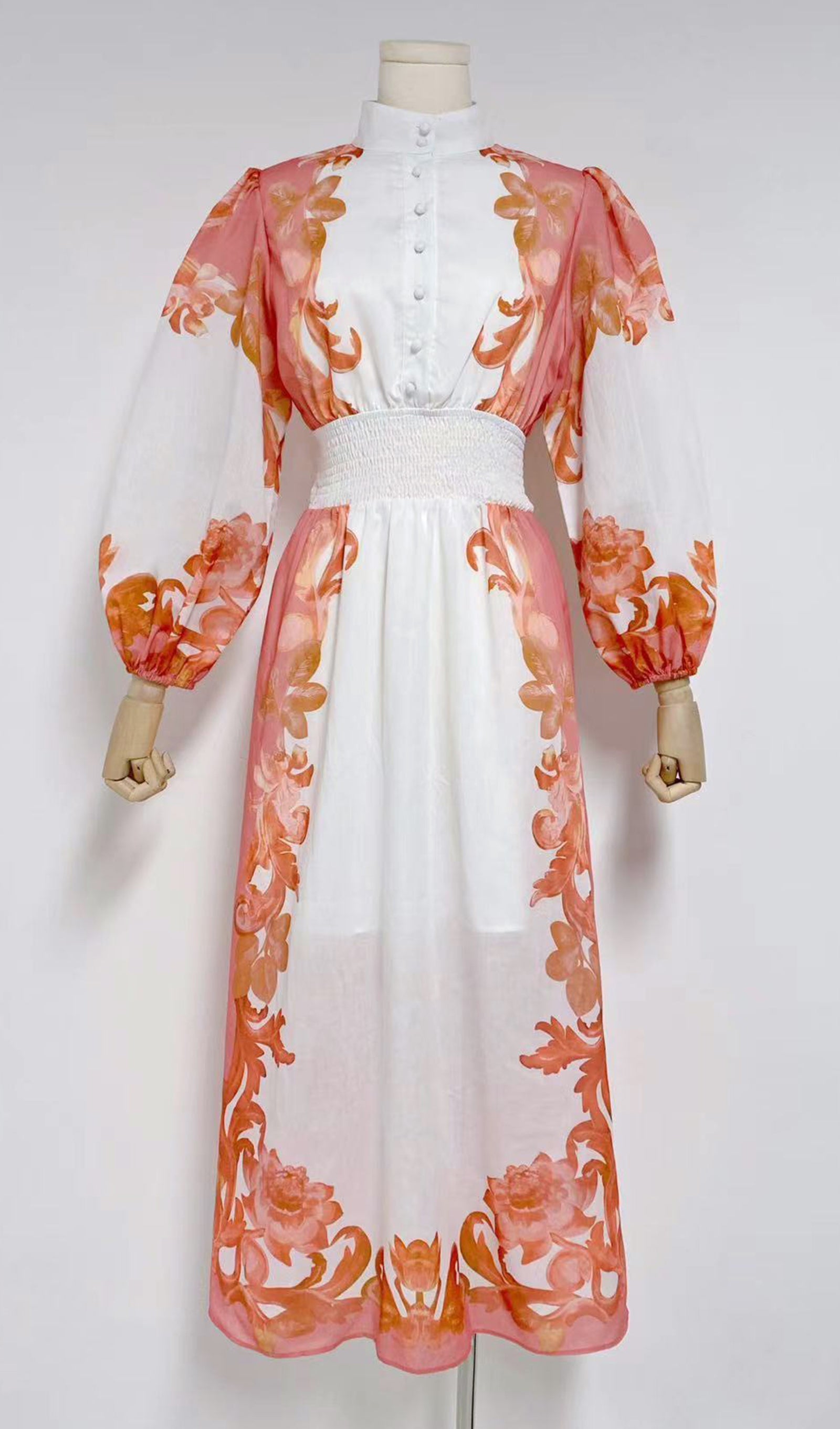 Langärmeliges, geblümtes, tailliertes und ausgestelltes Maxikleid